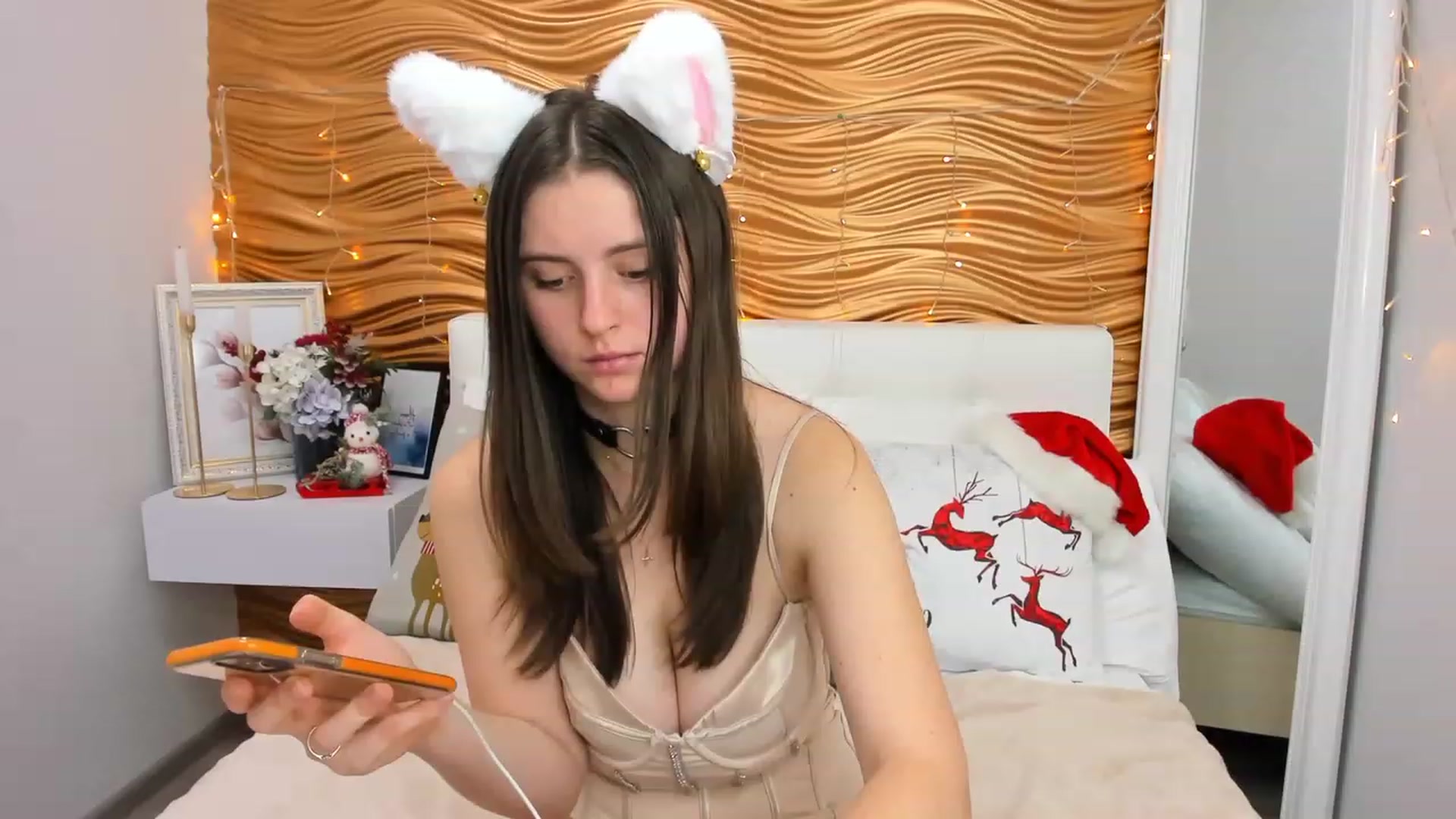 Gallery image thumbnail from ElsaJones's myfreecams stream on, 12/22/2022, 17:07 image 13 of 20