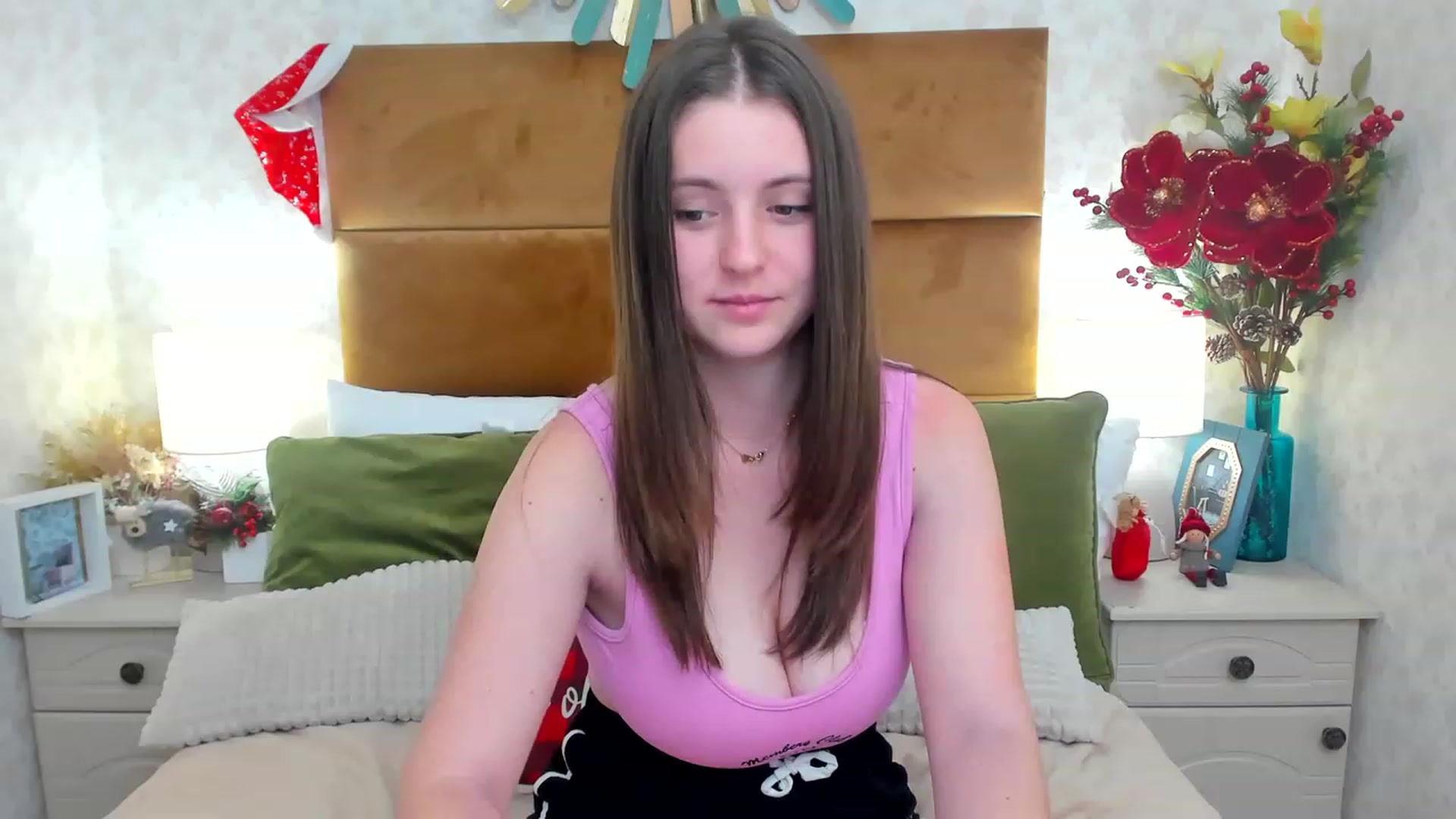Gallery image thumbnail from ElsaJones's myfreecams stream on, 12/27/2022, 15:40 image 7 of 20