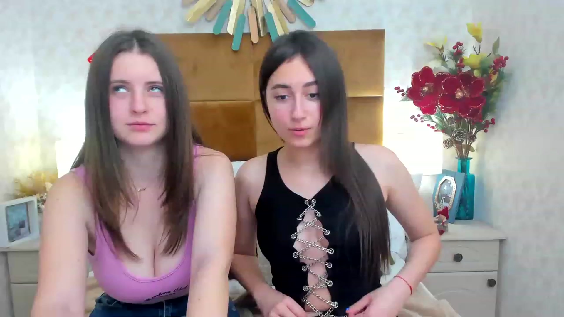 Gallery image thumbnail from ElsaJones's myfreecams stream on, 12/27/2022, 18:36 image 18 of 20