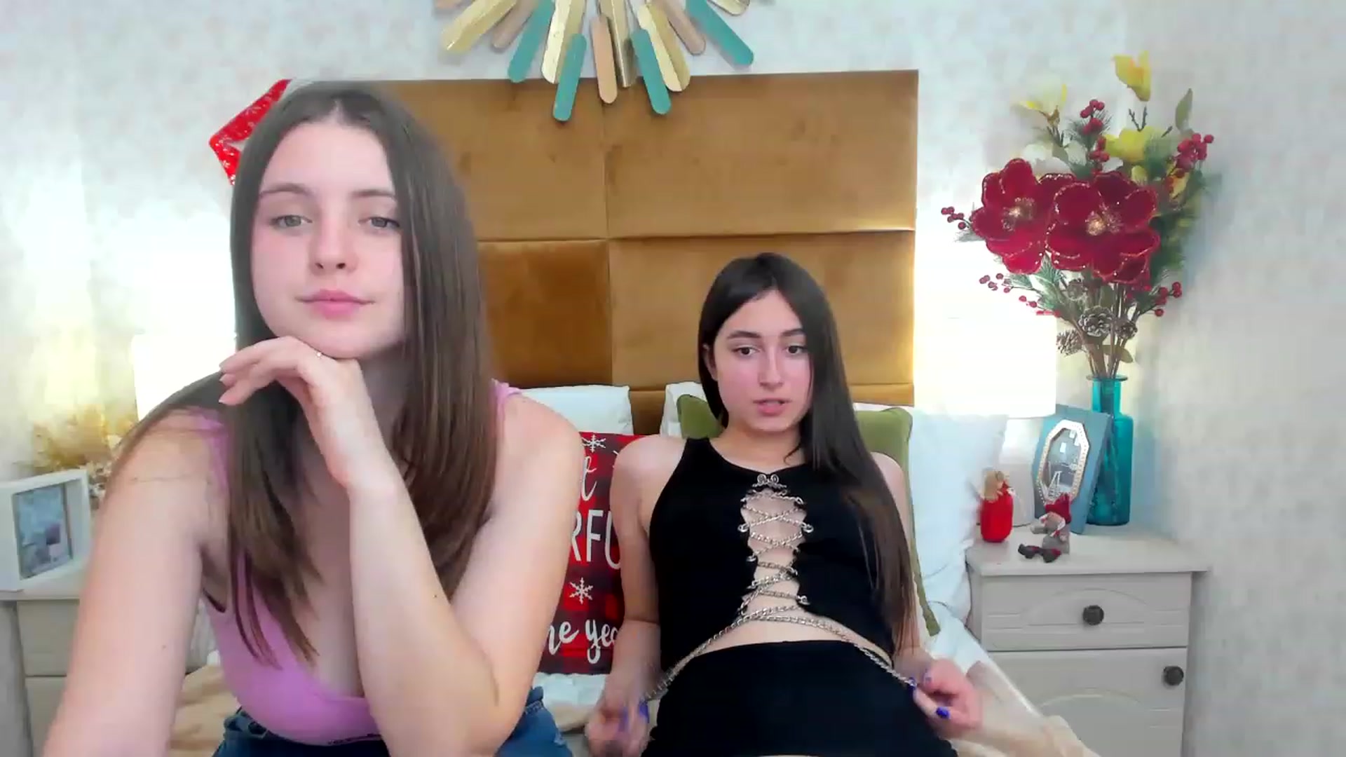Gallery image thumbnail from ElsaJones's myfreecams stream on, 12/27/2022, 18:36 image 19 of 20