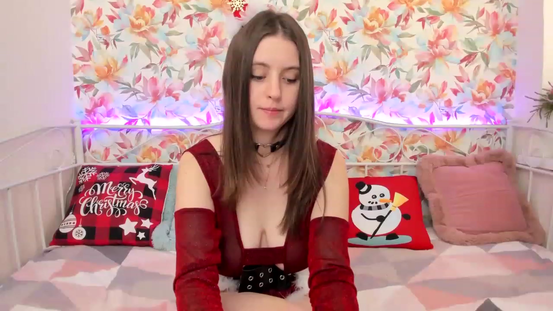 Gallery image thumbnail from ElsaJones's myfreecams stream on, 12/31/2022, 08:14 image 14 of 20