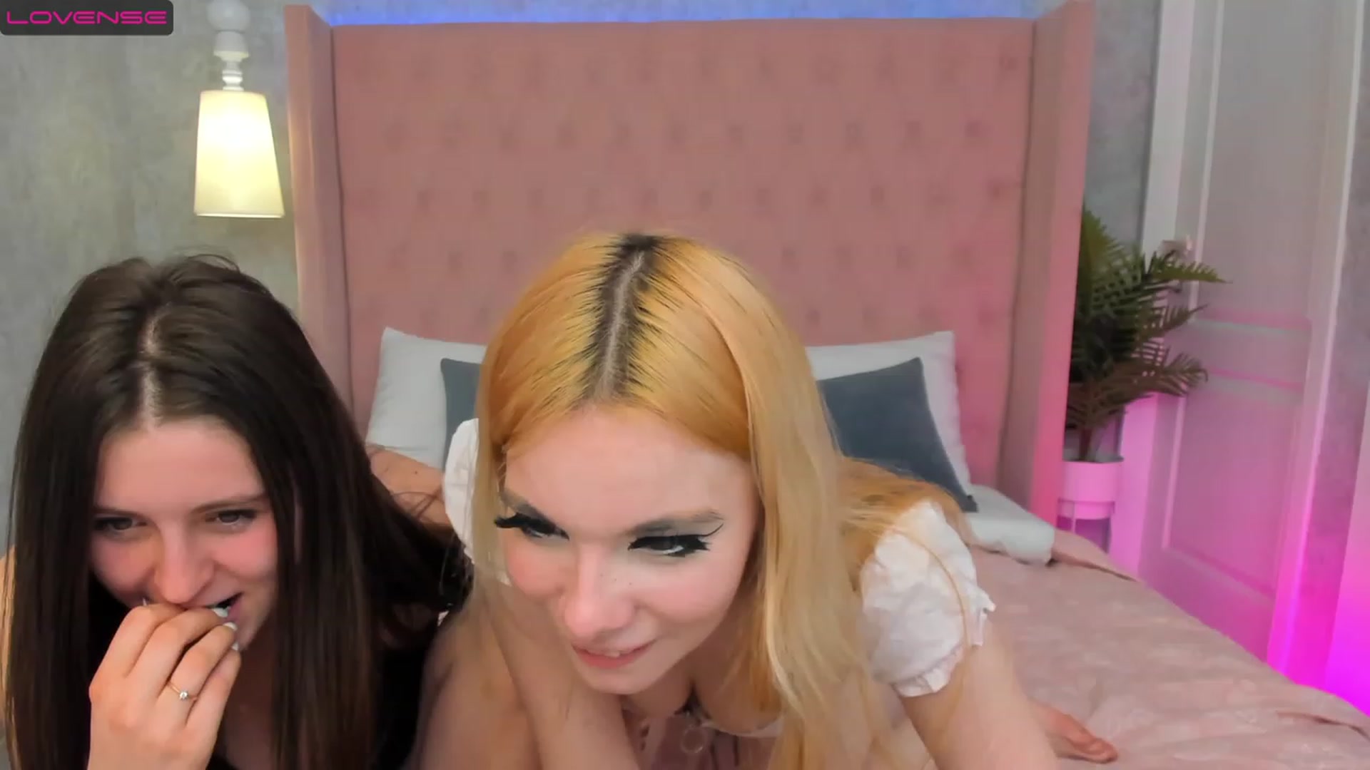 Gallery image thumbnail from ElsaJones's myfreecams stream on, 03/13/2023, 12:24 image 18 of 20