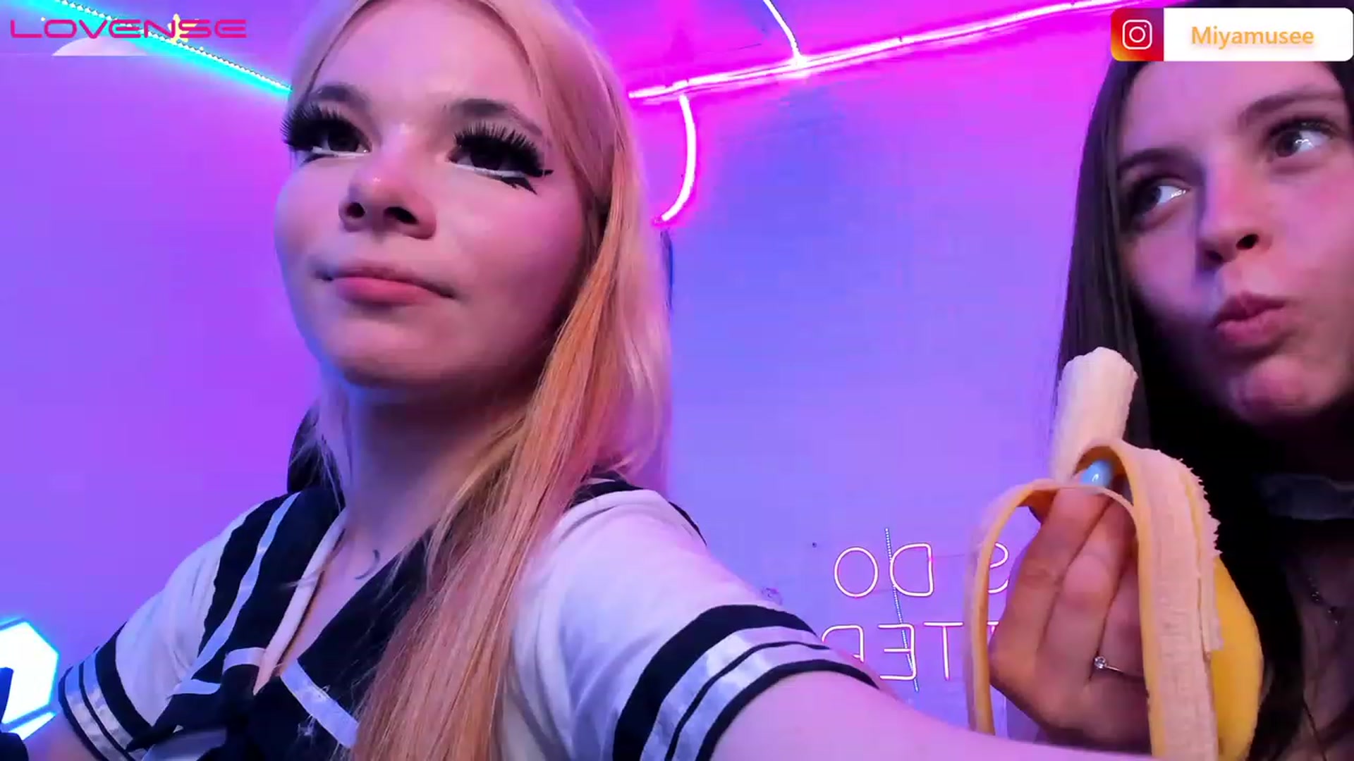 Gallery image thumbnail from ElsaJones's myfreecams stream on, 04/14/2023, 18:47 image 15 of 20