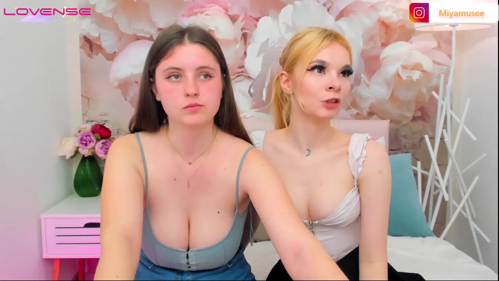 Gallery image thumbnail from ElsaJones's myfreecams stream on, 04/16/2023, 16:18 image 7 of 20