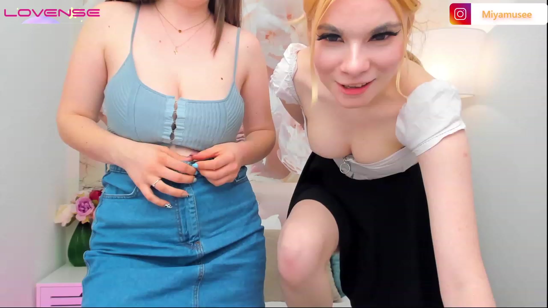 Gallery image thumbnail from ElsaJones's myfreecams stream on, 04/16/2023, 18:16 image 5 of 20
