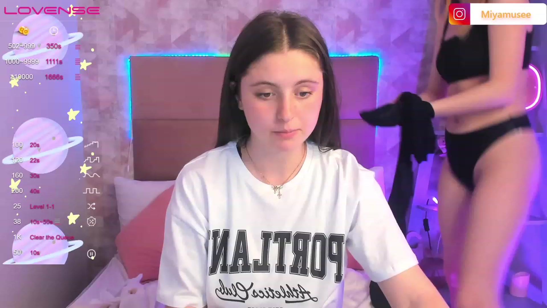 Gallery image thumbnail from ElsaJones's myfreecams stream on, 04/22/2023, 19:00 image 17 of 20