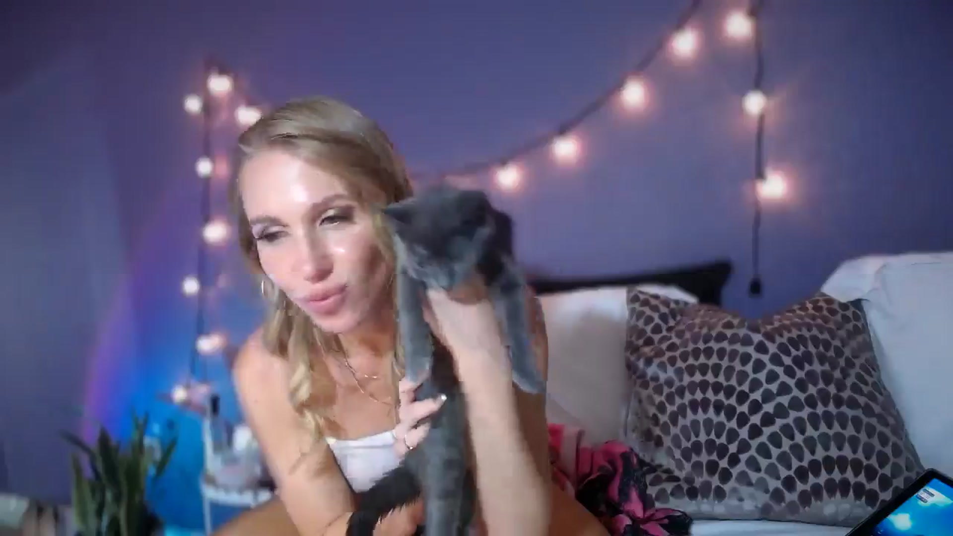 Gallery image thumbnail from ElsaLust's myfreecams stream on, 07/23/2024, 08:50 image 15 of 20
