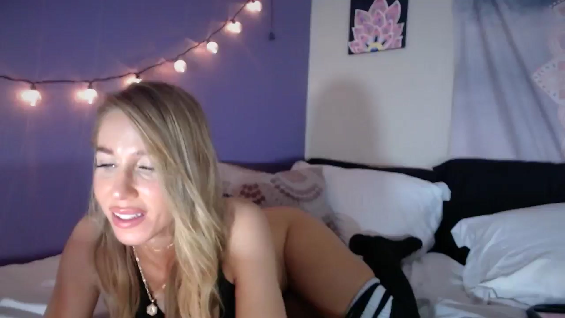 Gallery image thumbnail from ElsaLust's myfreecams stream on, 01/03/2025, 09:17 image 12 of 20
