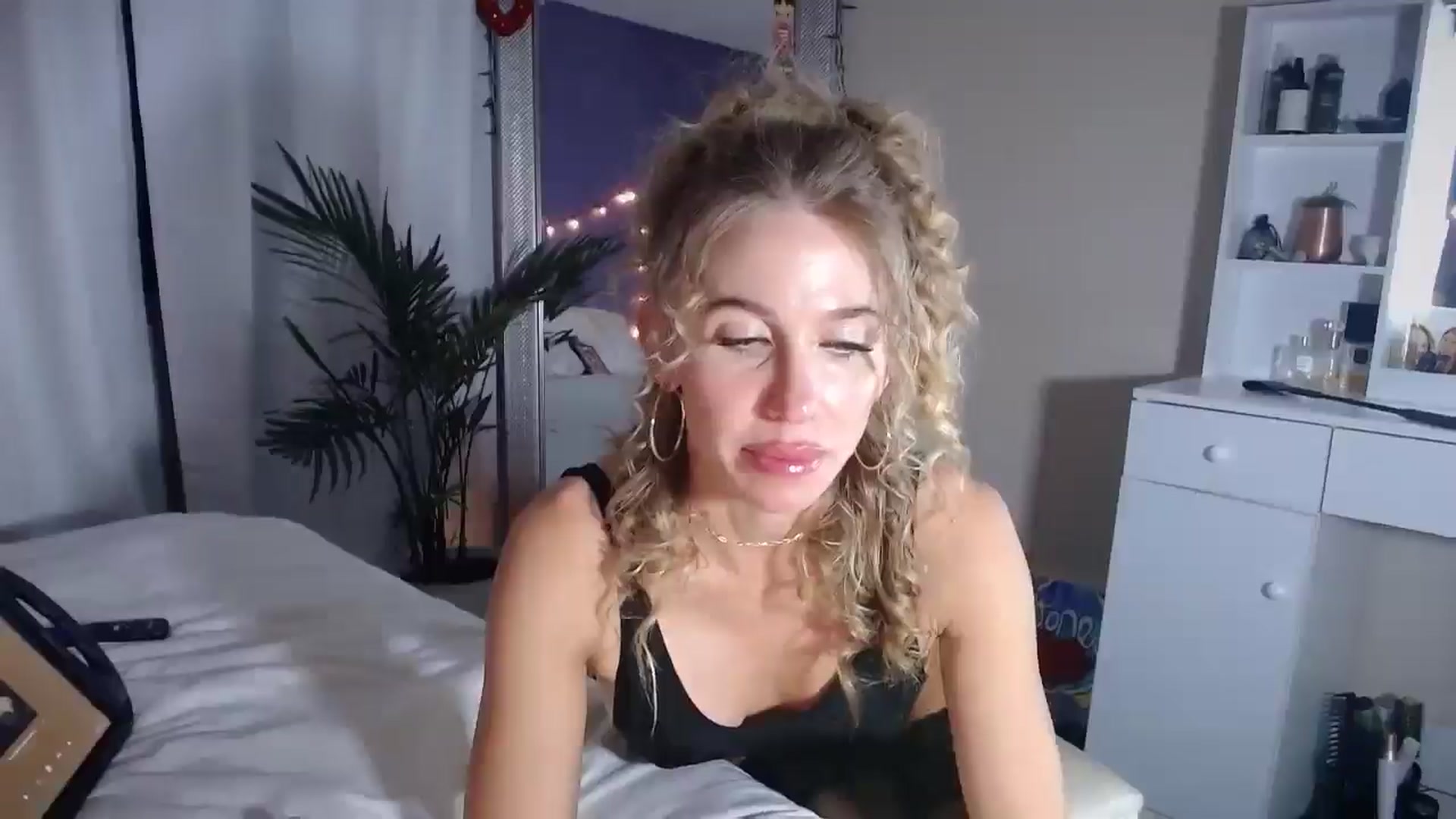 Gallery image thumbnail from ElsaLust's myfreecams stream on, 02/25/2025, 10:14 image 19 of 20
