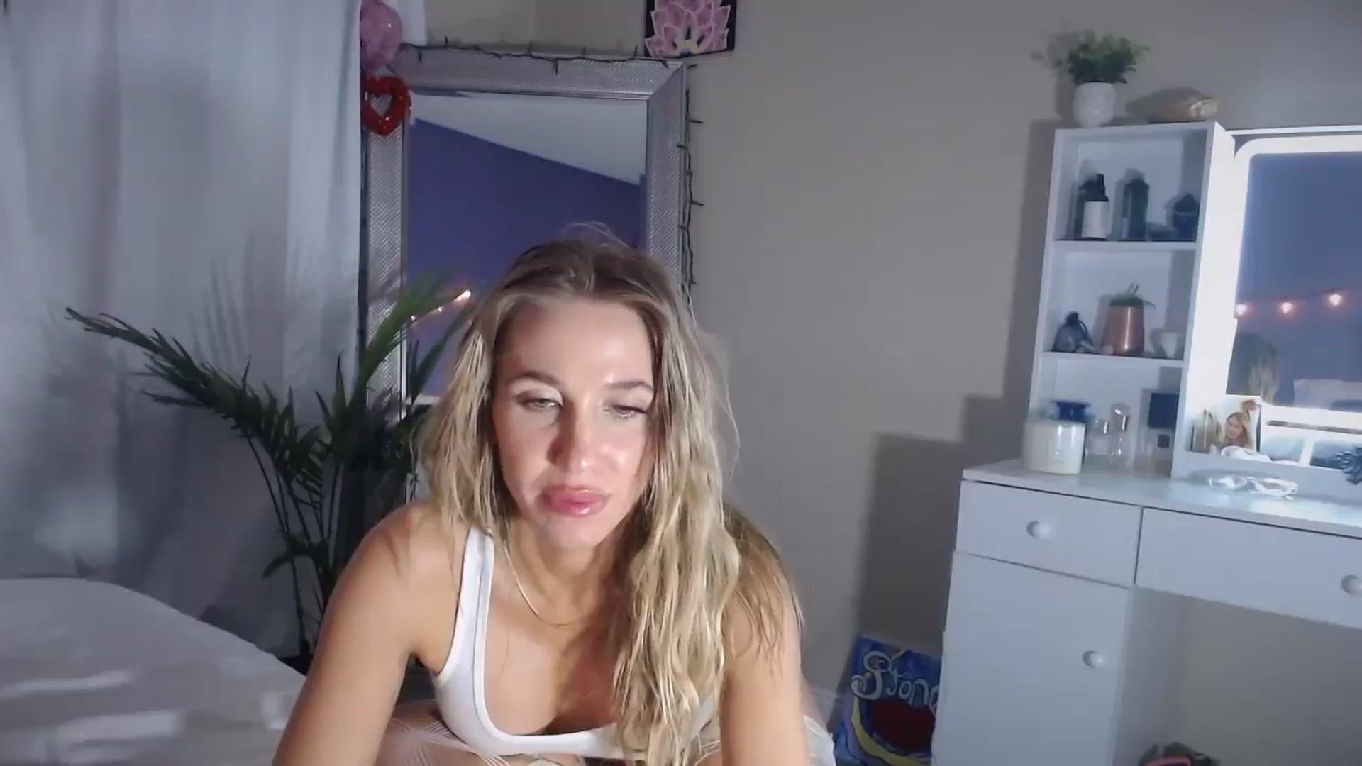 Gallery image thumbnail from ElsaLust's myfreecams stream on, 03/06/2025, 10:53 image 13 of 20