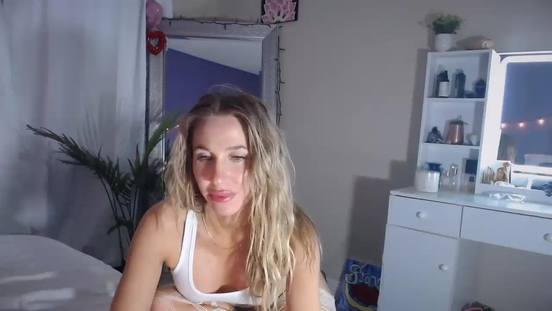Gallery image thumbnail from ElsaLust's myfreecams stream on, 03/06/2025, 10:53 image 12 of 20