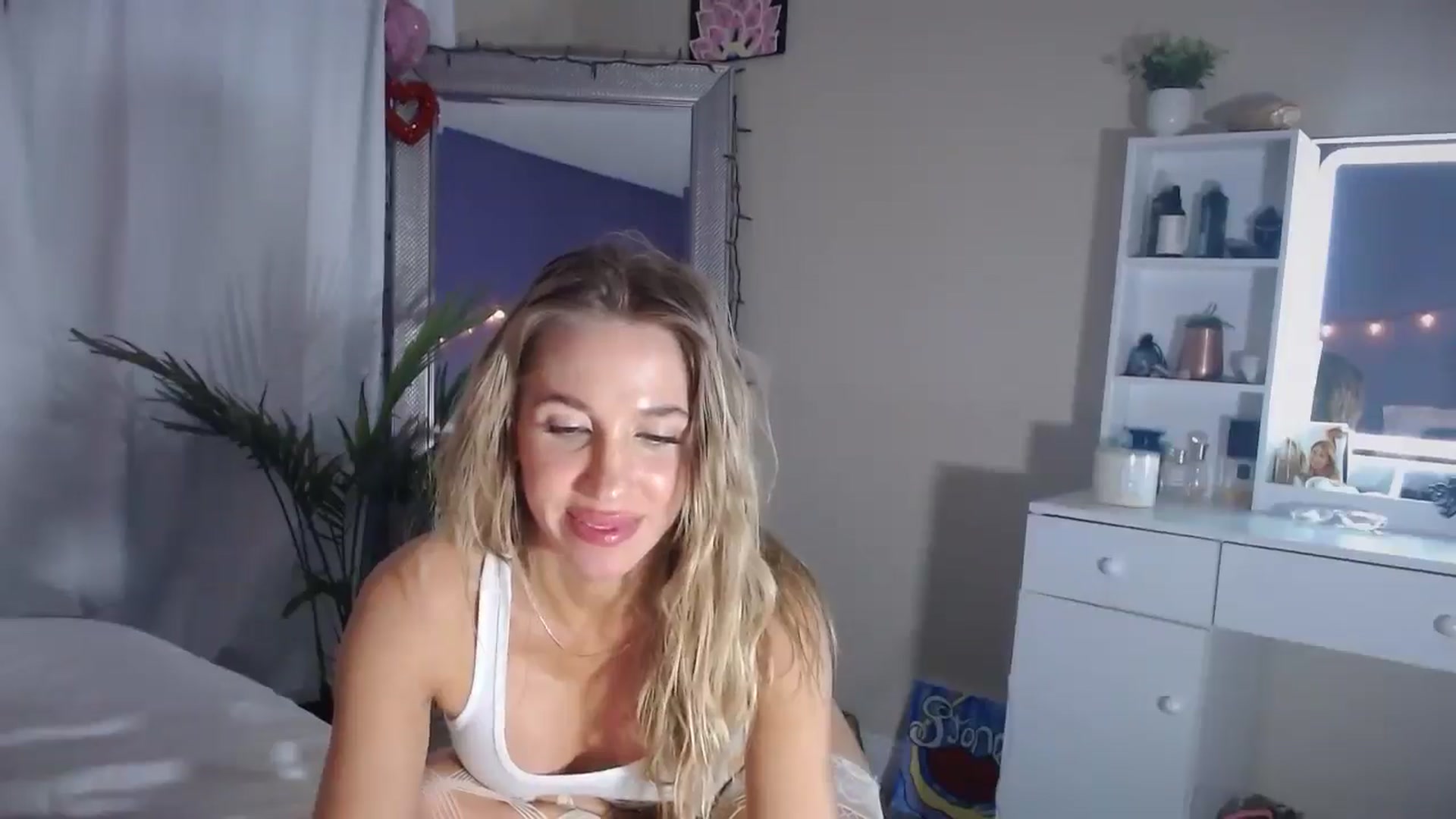Gallery image thumbnail from ElsaLust's myfreecams stream on, 03/06/2025, 10:53 image 11 of 20