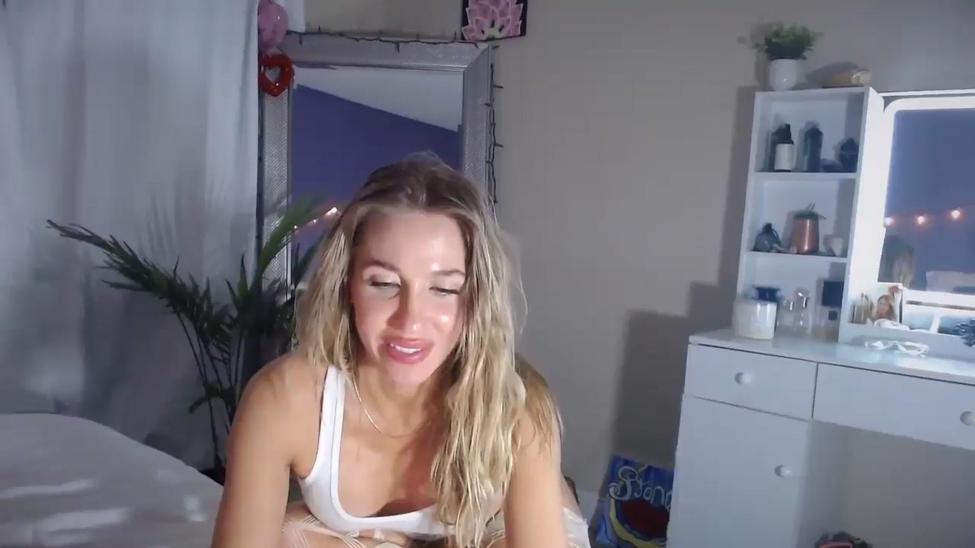 Gallery image thumbnail from ElsaLust's myfreecams stream on, 03/06/2025, 10:53 image 10 of 20