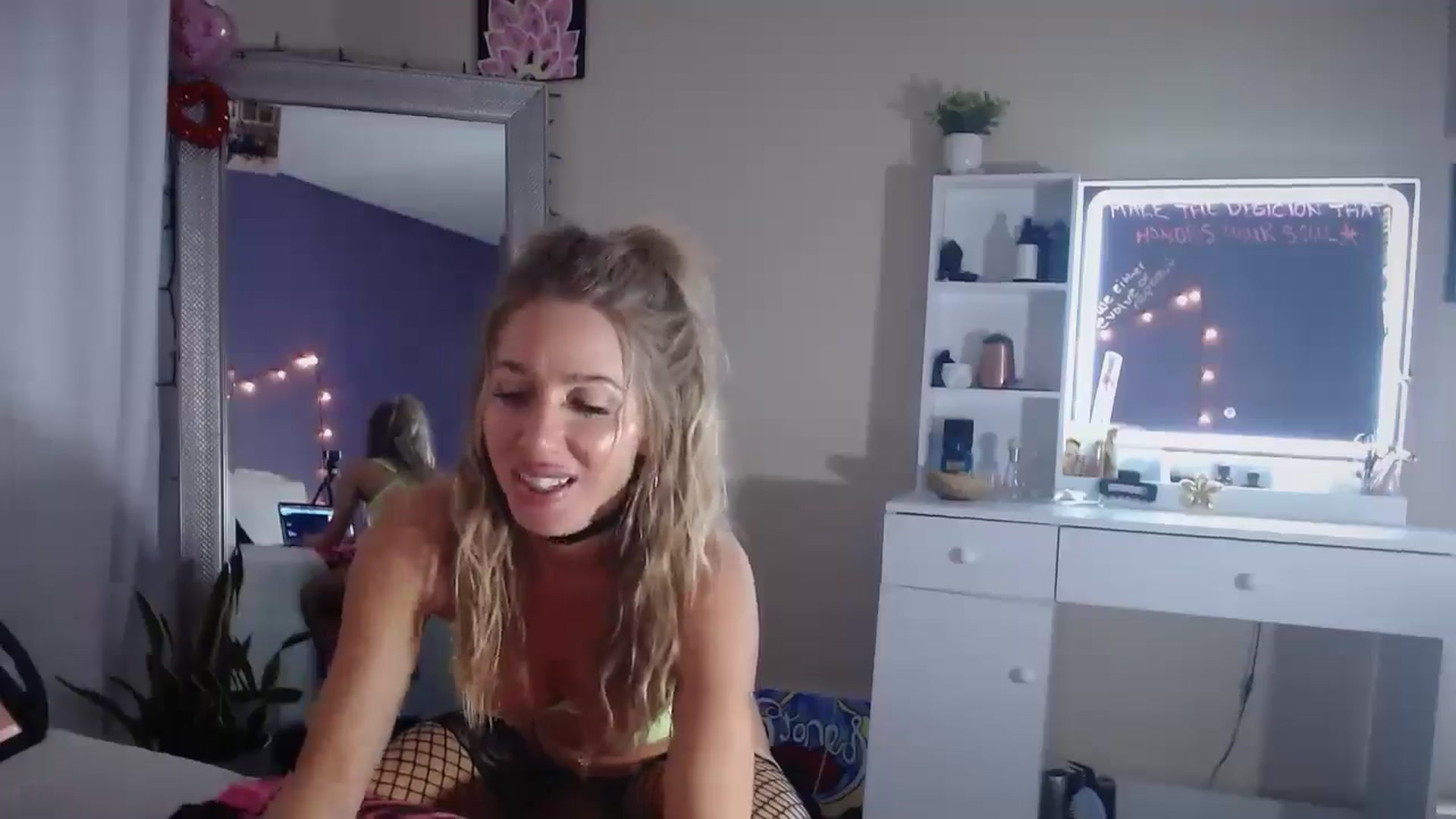 Gallery image thumbnail from ElsaLust's myfreecams stream on, 04/08/2025, 07:32 image 11 of 20