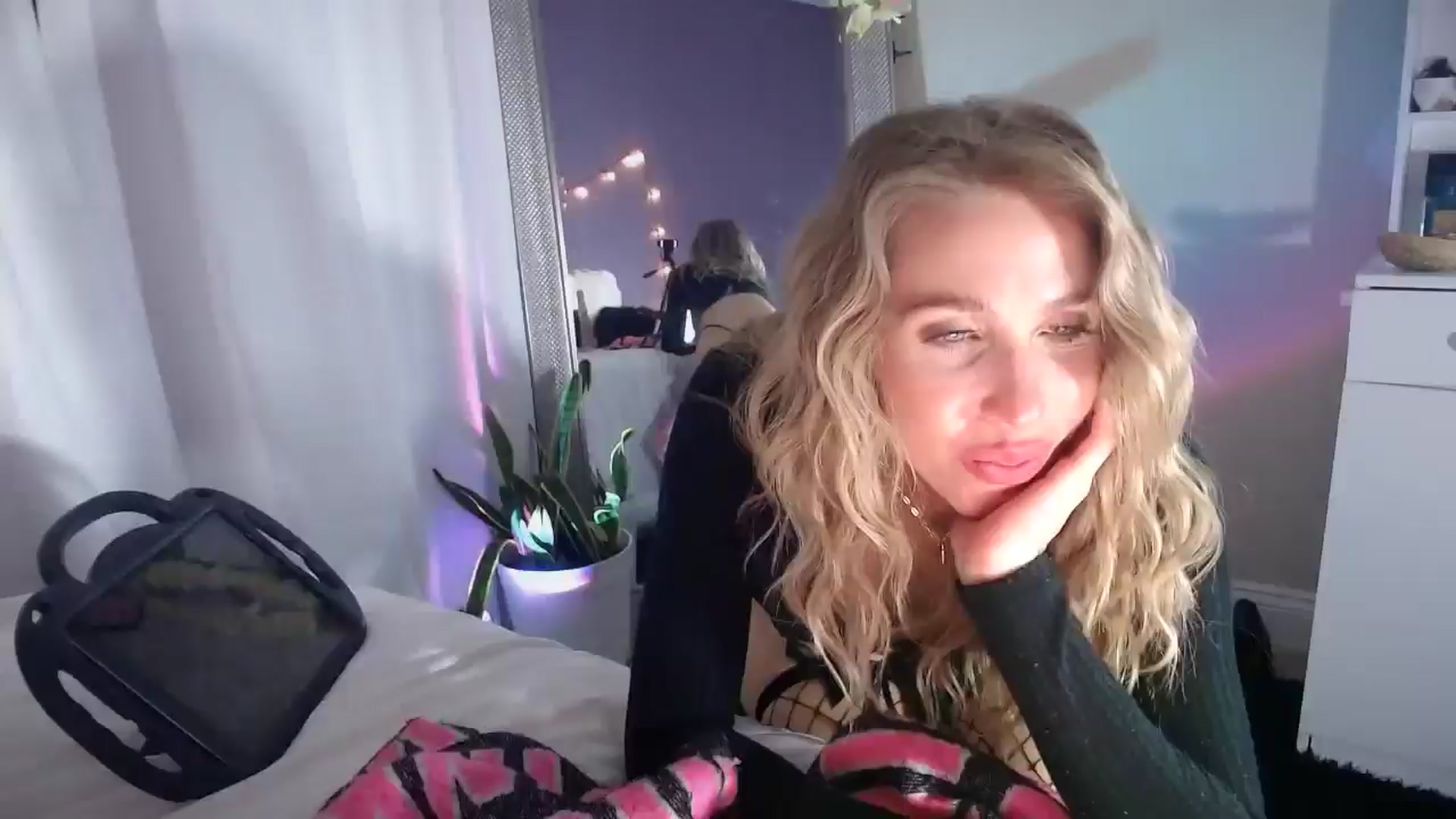 Gallery image thumbnail from ElsaLust's myfreecams stream on, 05/14/2025, 09:56 image 19 of 20