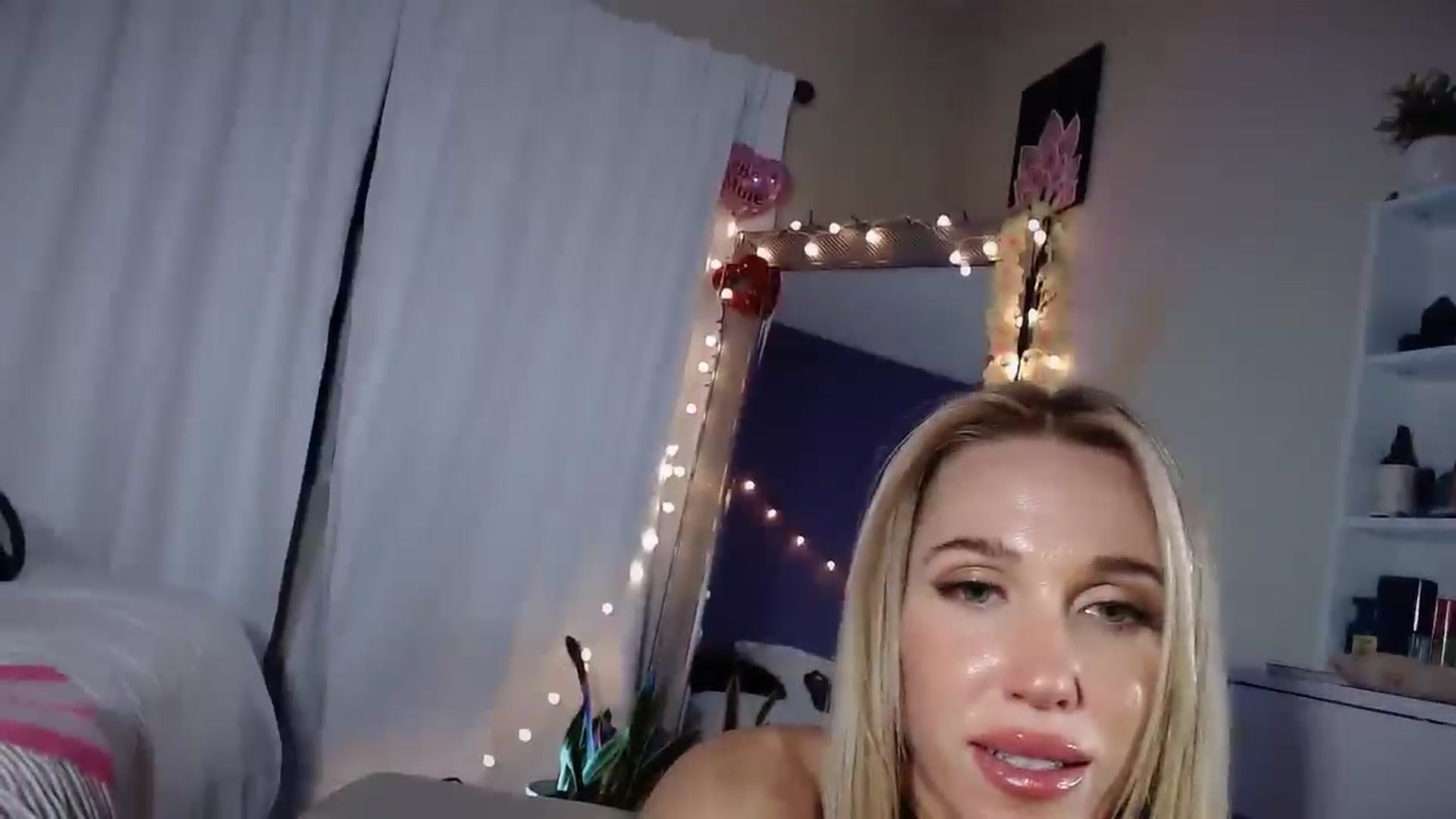 Gallery image thumbnail from ElsaLust's myfreecams stream on, 06/03/2025, 09:21 image 11 of 20
