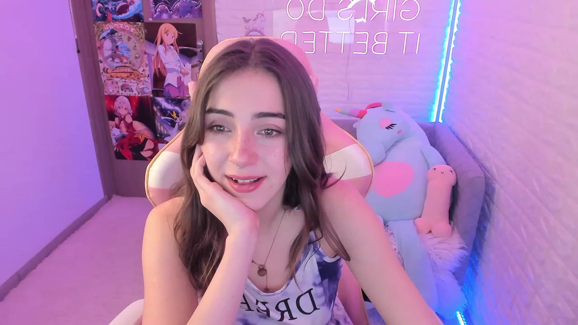 Gallery image thumbnail from ElsaYoung's myfreecams stream on, 12/08/2022, 07:27 image 10 of 20