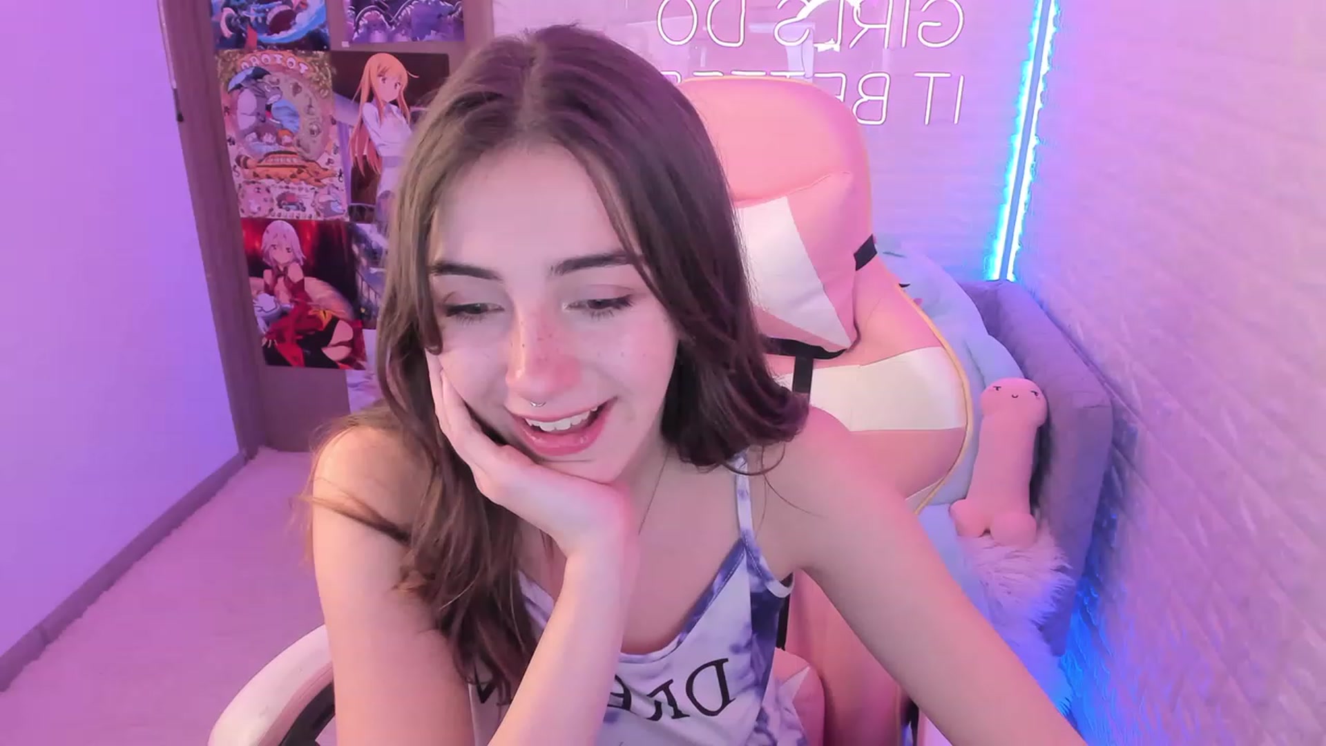 Gallery image thumbnail from ElsaYoung's myfreecams stream on, 12/08/2022, 07:27 image 1 of 20