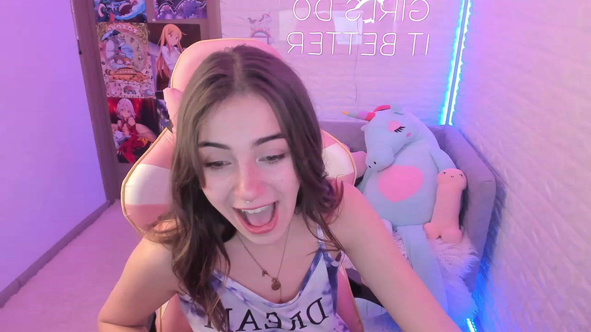 Gallery image thumbnail from ElsaYoung's myfreecams stream on, 12/08/2022, 07:27 image 4 of 20