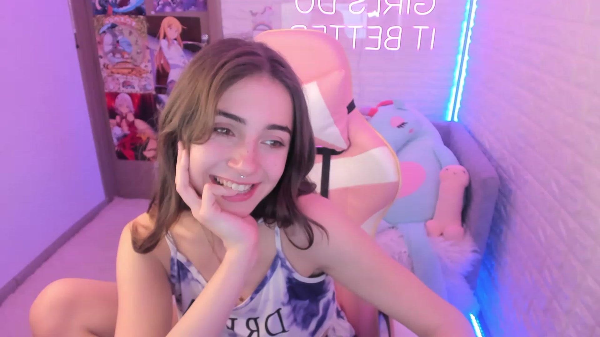 Gallery image thumbnail from ElsaYoung's myfreecams stream on, 12/08/2022, 08:31 image 10 of 20
