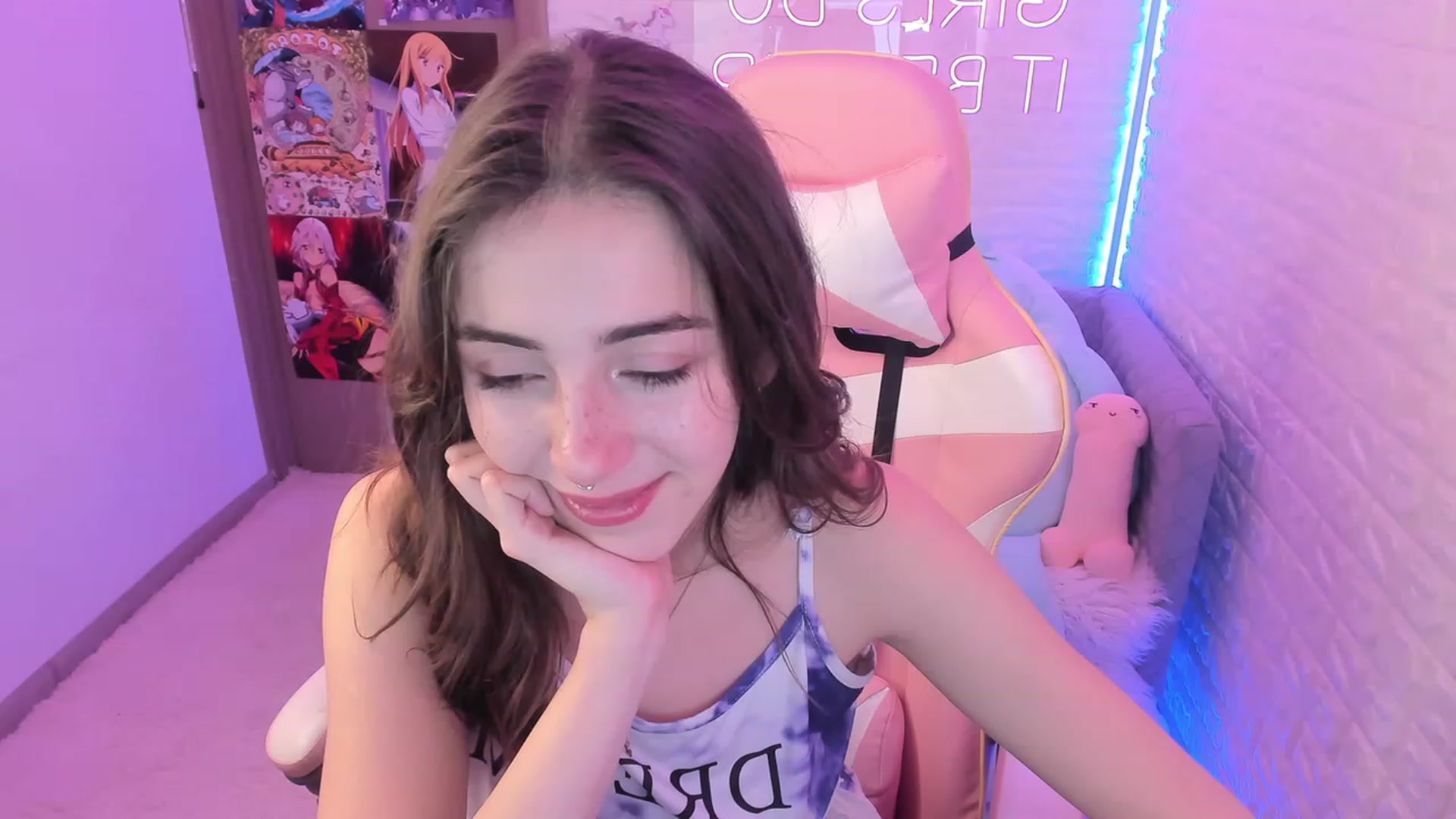 Gallery image thumbnail from ElsaYoung's myfreecams stream on, 12/08/2022, 08:31 image 17 of 20