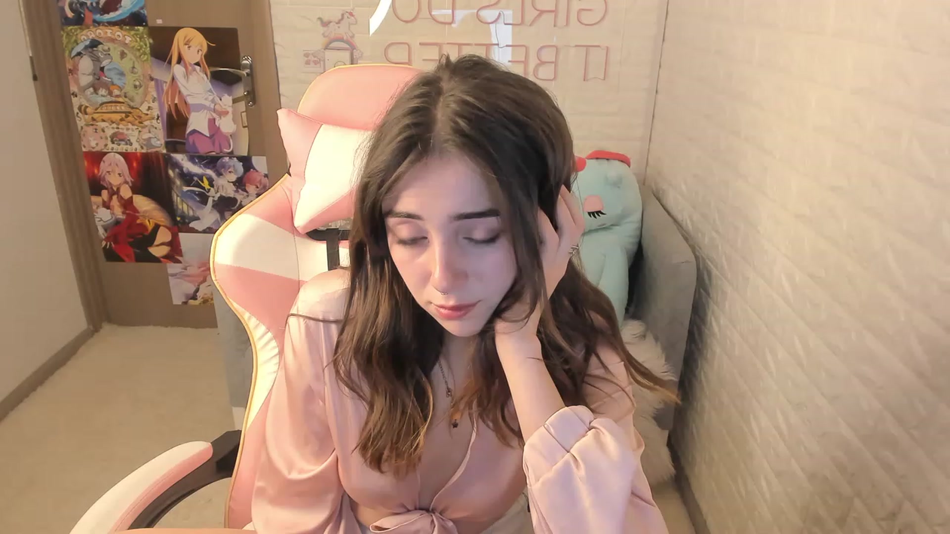Gallery image thumbnail from ElsaYoung's myfreecams stream on, 12/09/2022, 09:28 image 2 of 20