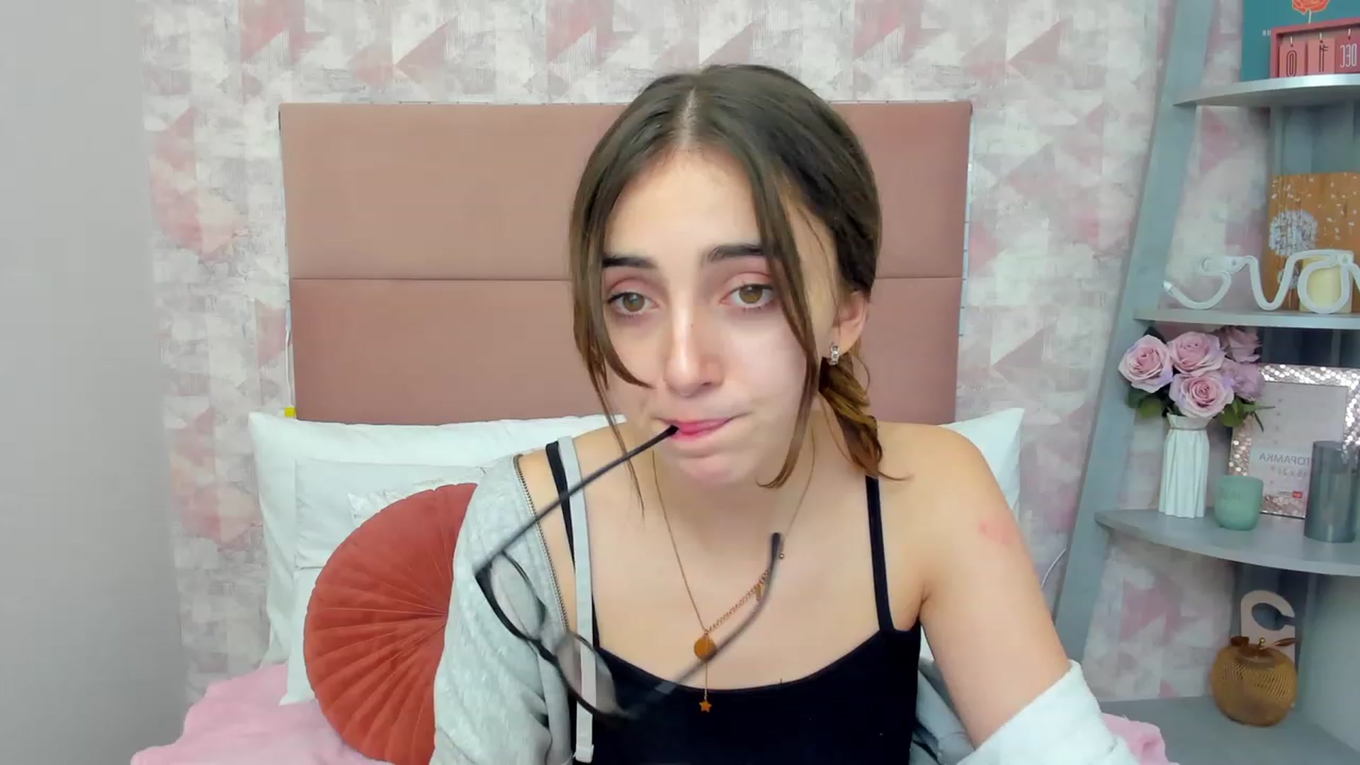 Gallery image thumbnail from ElsaYoung's myfreecams stream on, 12/11/2022, 02:44 image 11 of 20