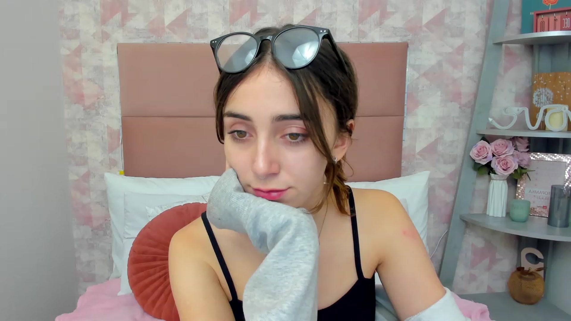 Gallery image thumbnail from ElsaYoung's myfreecams stream on, 12/11/2022, 02:44 image 19 of 20