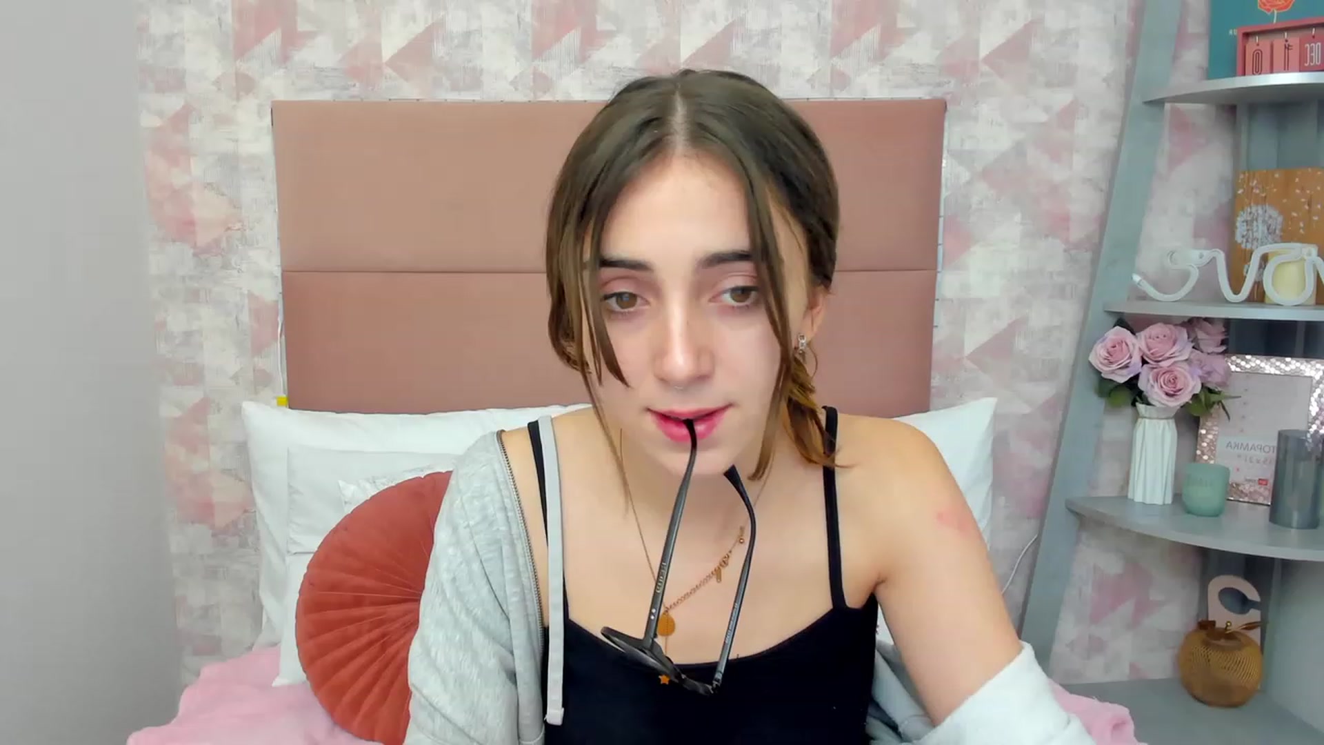 Gallery image thumbnail from ElsaYoung's myfreecams stream on, 12/11/2022, 02:44 image 12 of 20