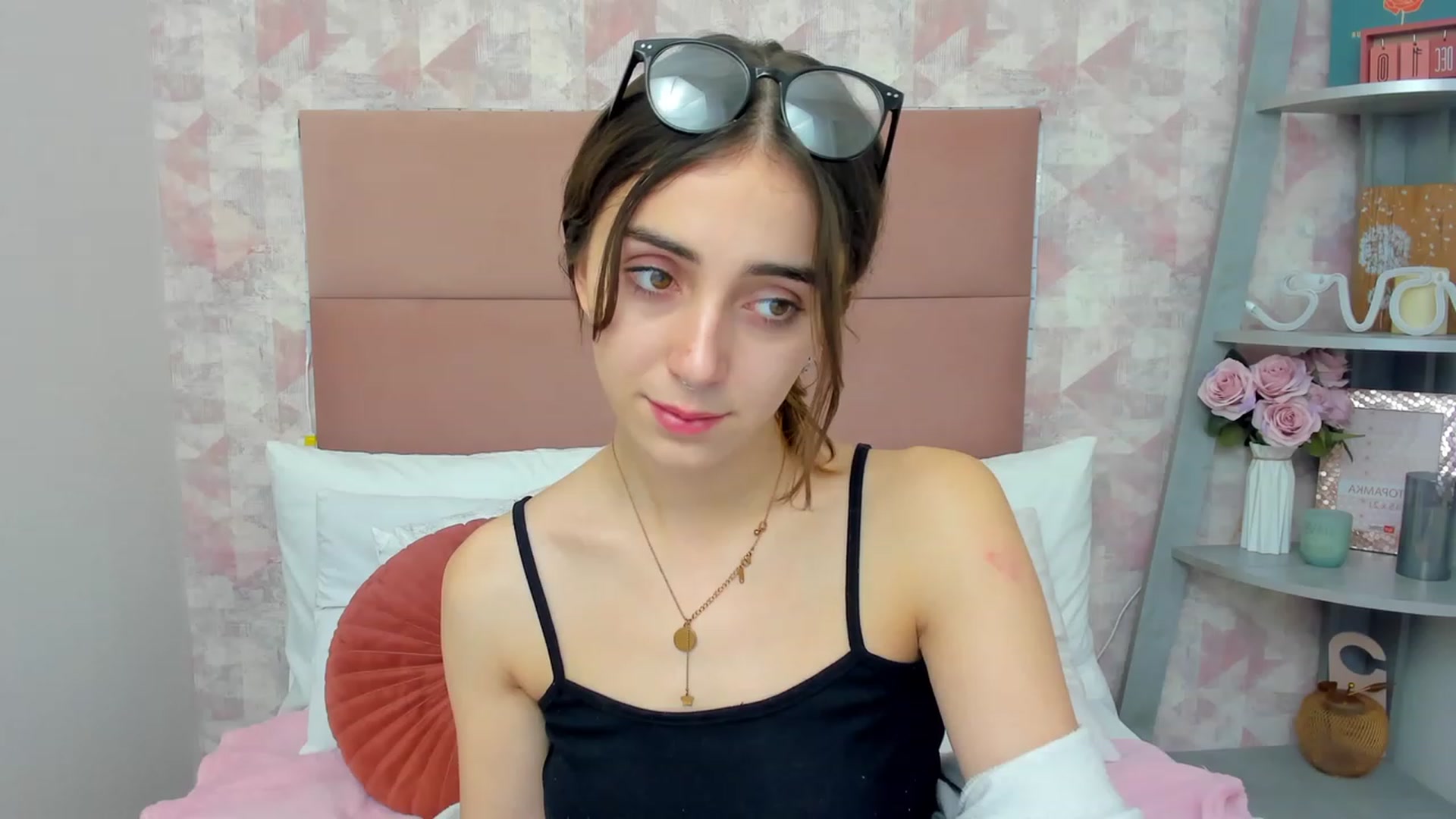 Gallery image thumbnail from ElsaYoung's myfreecams stream on, 12/11/2022, 02:44 image 17 of 20