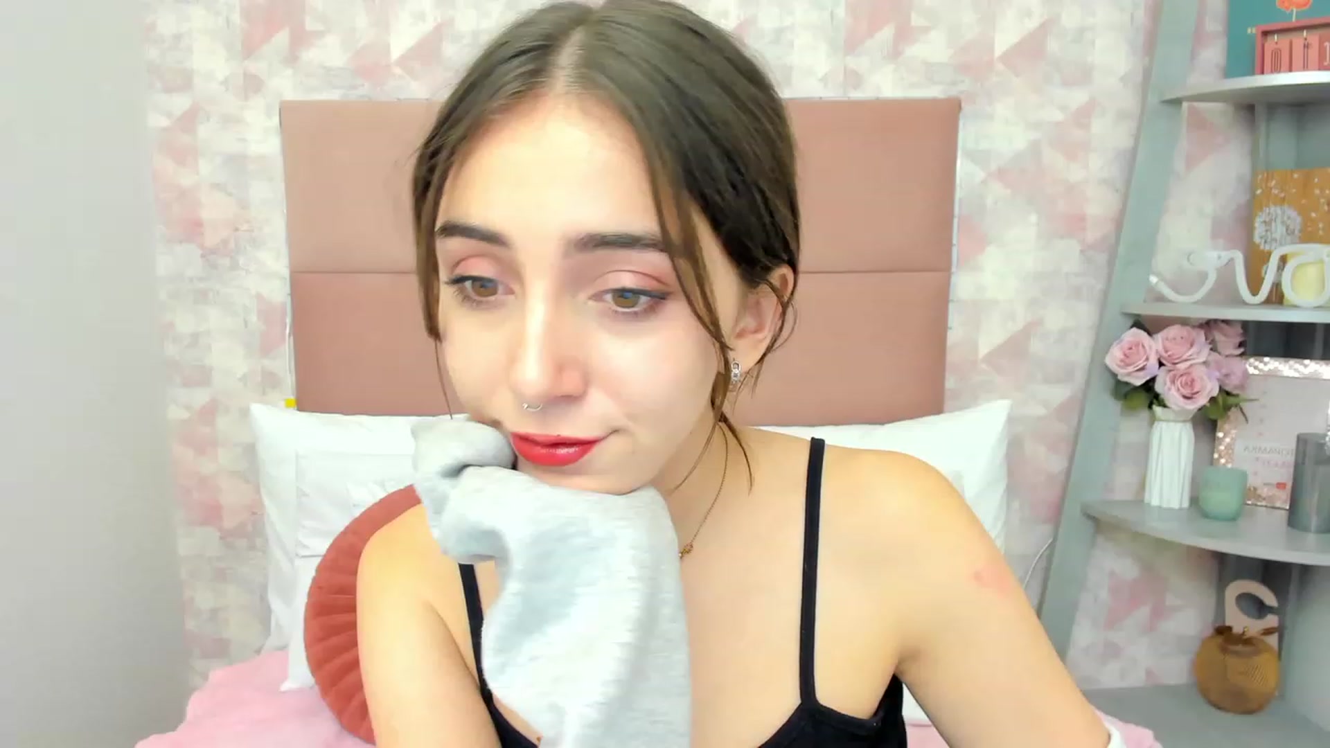 Gallery image thumbnail from ElsaYoung's myfreecams stream on, 12/11/2022, 03:52 image 6 of 20