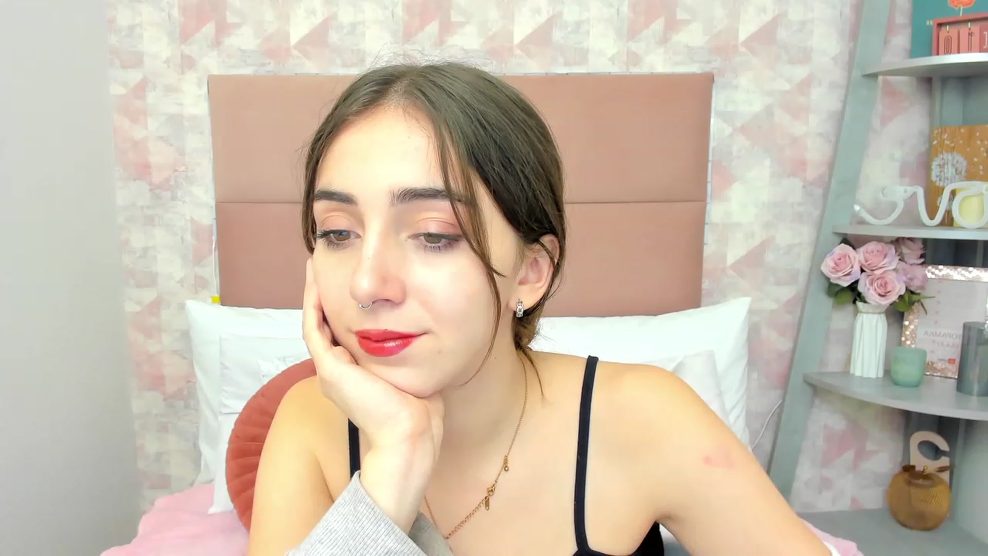 Gallery image thumbnail from ElsaYoung's myfreecams stream on, 12/11/2022, 03:52 image 9 of 20