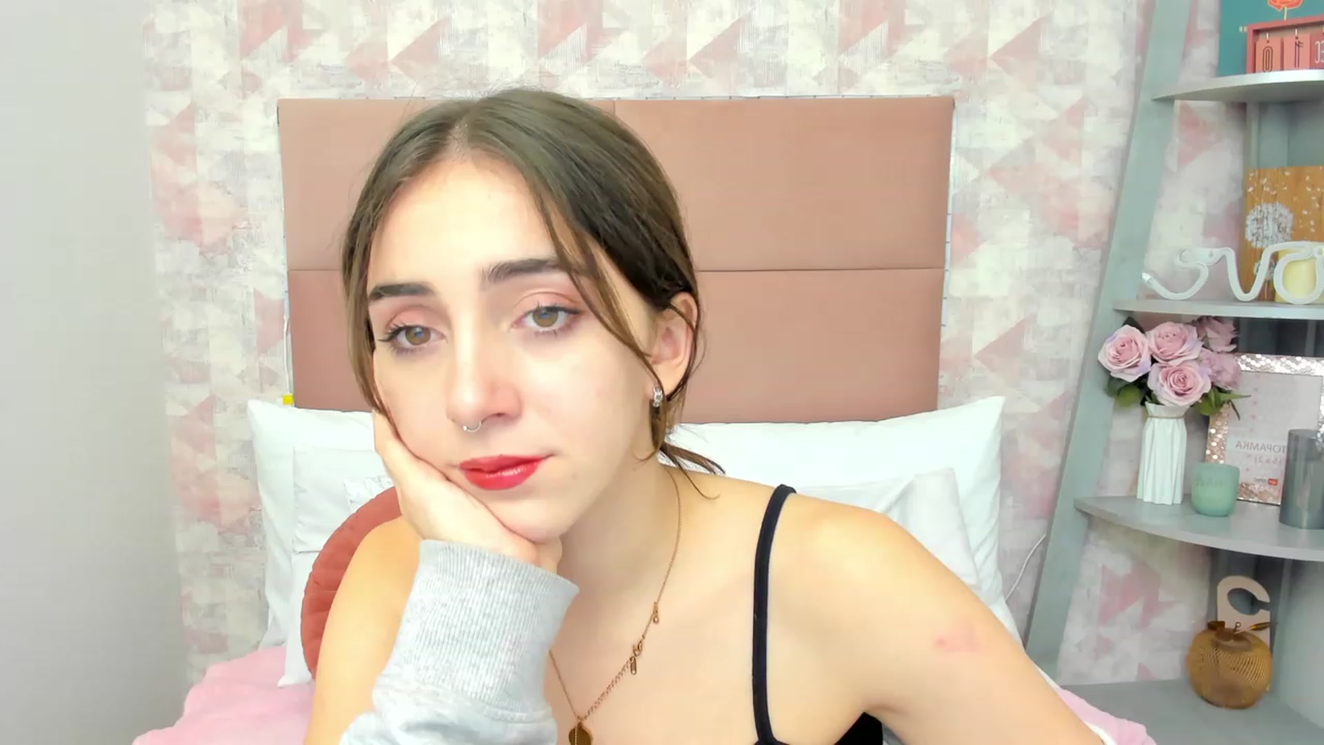 Gallery image thumbnail from ElsaYoung's myfreecams stream on, 12/11/2022, 03:52 image 8 of 20