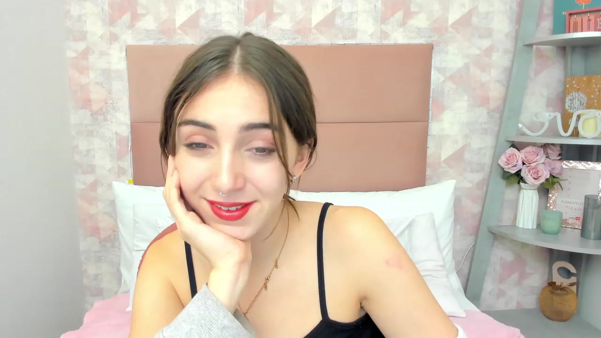 Gallery image thumbnail from ElsaYoung's myfreecams stream on, 12/11/2022, 03:52 image 10 of 20