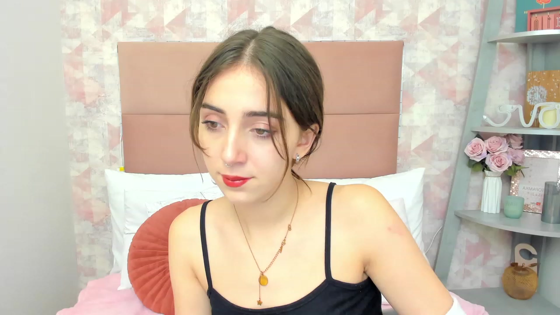 Gallery image thumbnail from ElsaYoung's myfreecams stream on, 12/11/2022, 03:52 image 7 of 20