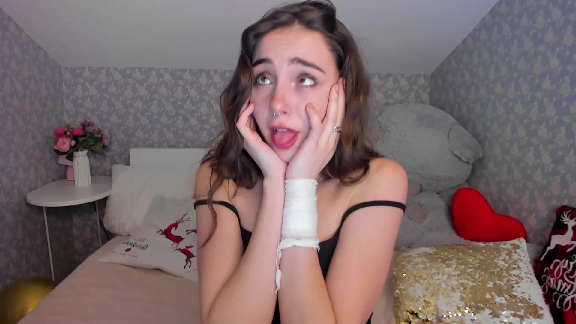 Gallery image thumbnail from ElsaYoung's myfreecams stream on, 12/11/2022, 21:43 image 2 of 20