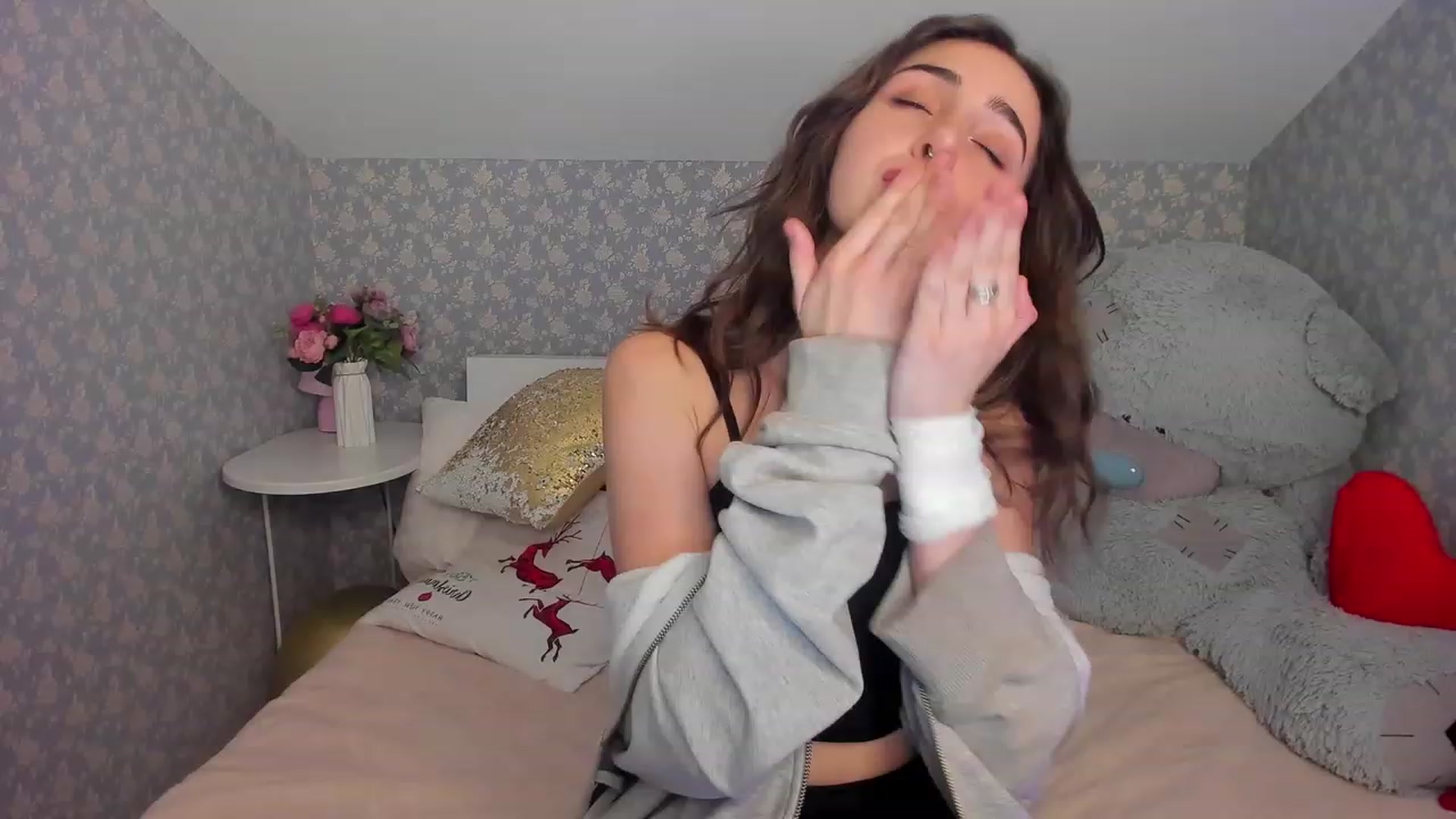 Gallery image thumbnail from ElsaYoung's myfreecams stream on, 12/12/2022, 24:27 image 15 of 20