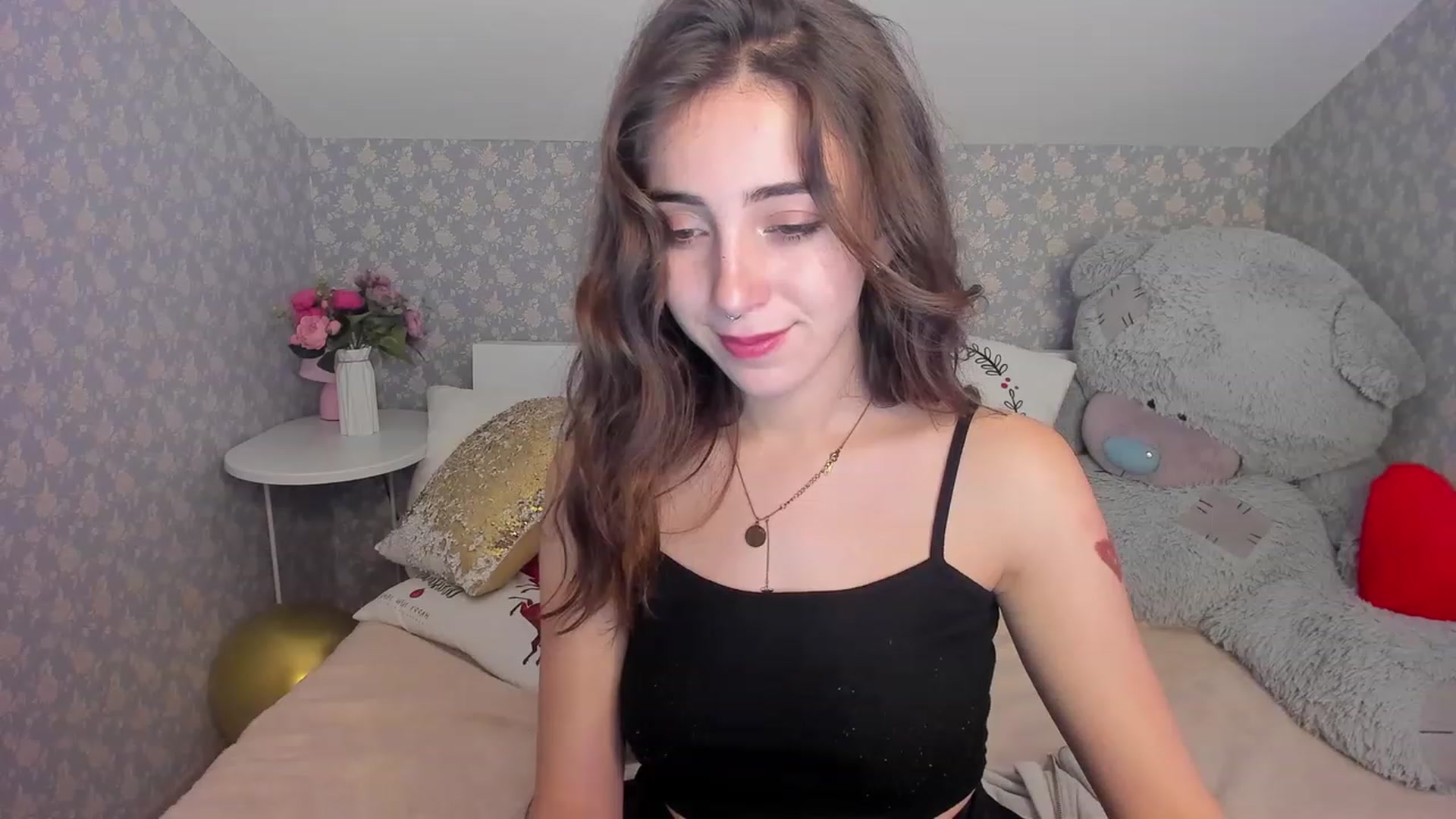 Gallery image thumbnail from ElsaYoung's myfreecams stream on, 12/12/2022, 03:17 image 18 of 20