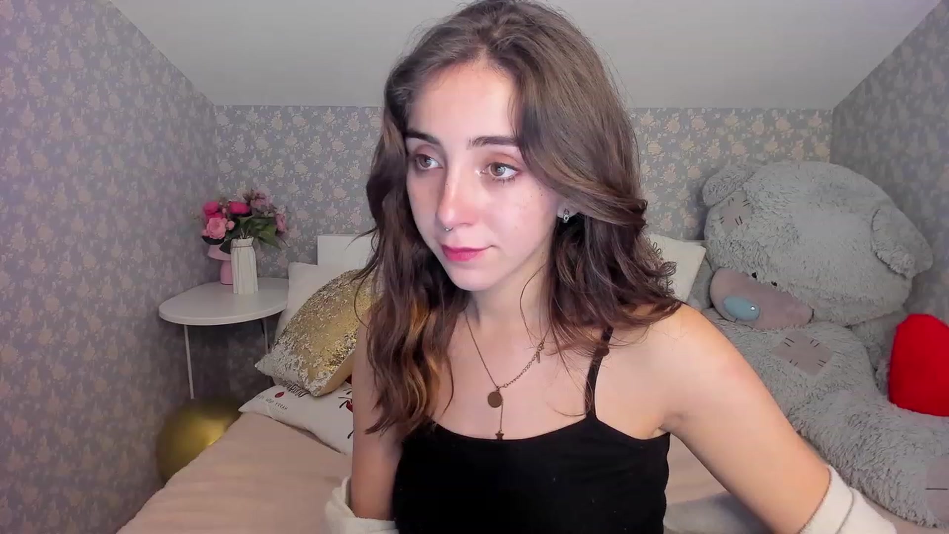 Gallery image thumbnail from ElsaYoung's myfreecams stream on, 12/12/2022, 03:17 image 9 of 20