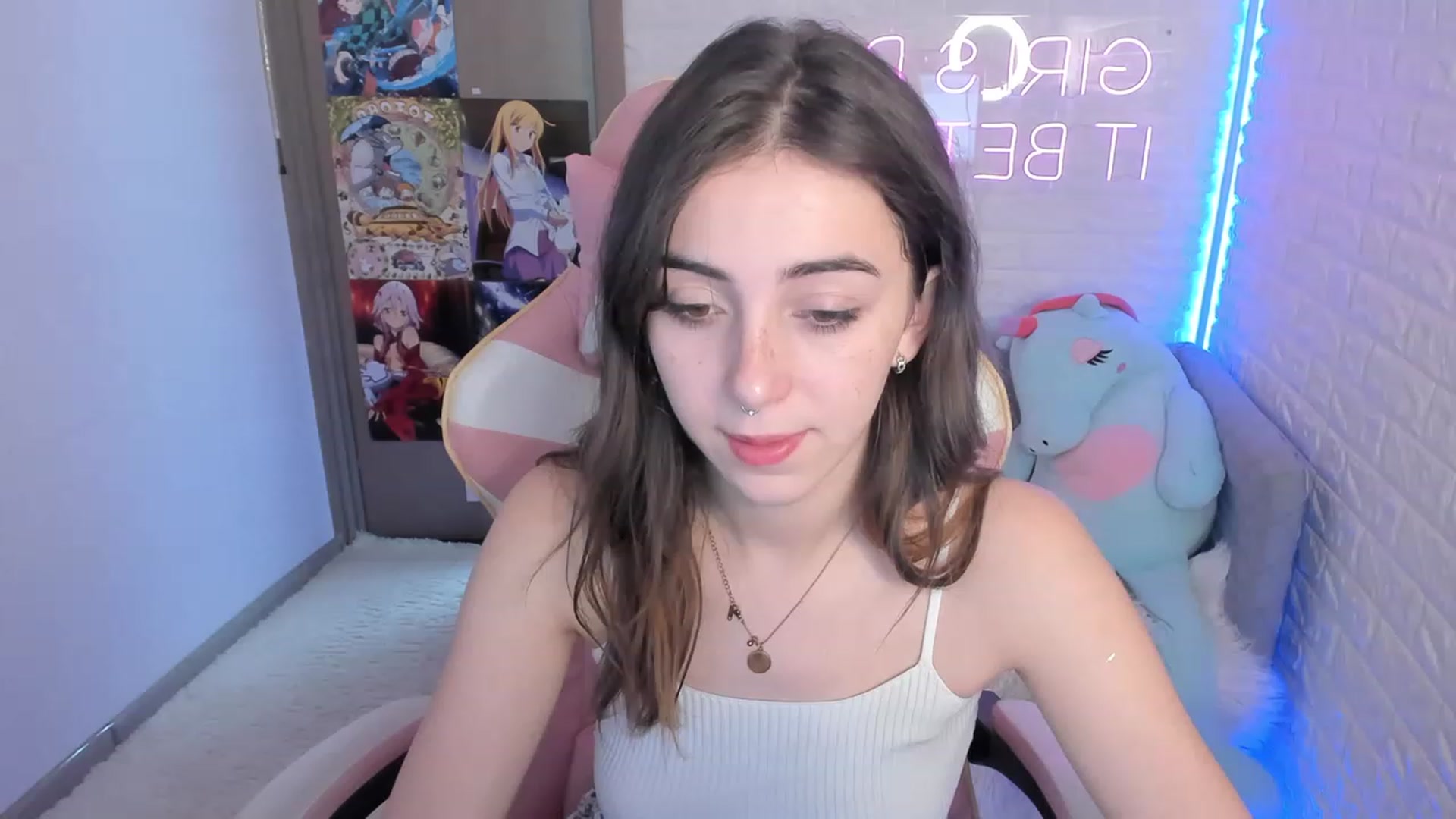 Gallery image thumbnail from ElsaYoung's myfreecams stream on, 12/15/2022, 06:33 image 18 of 20