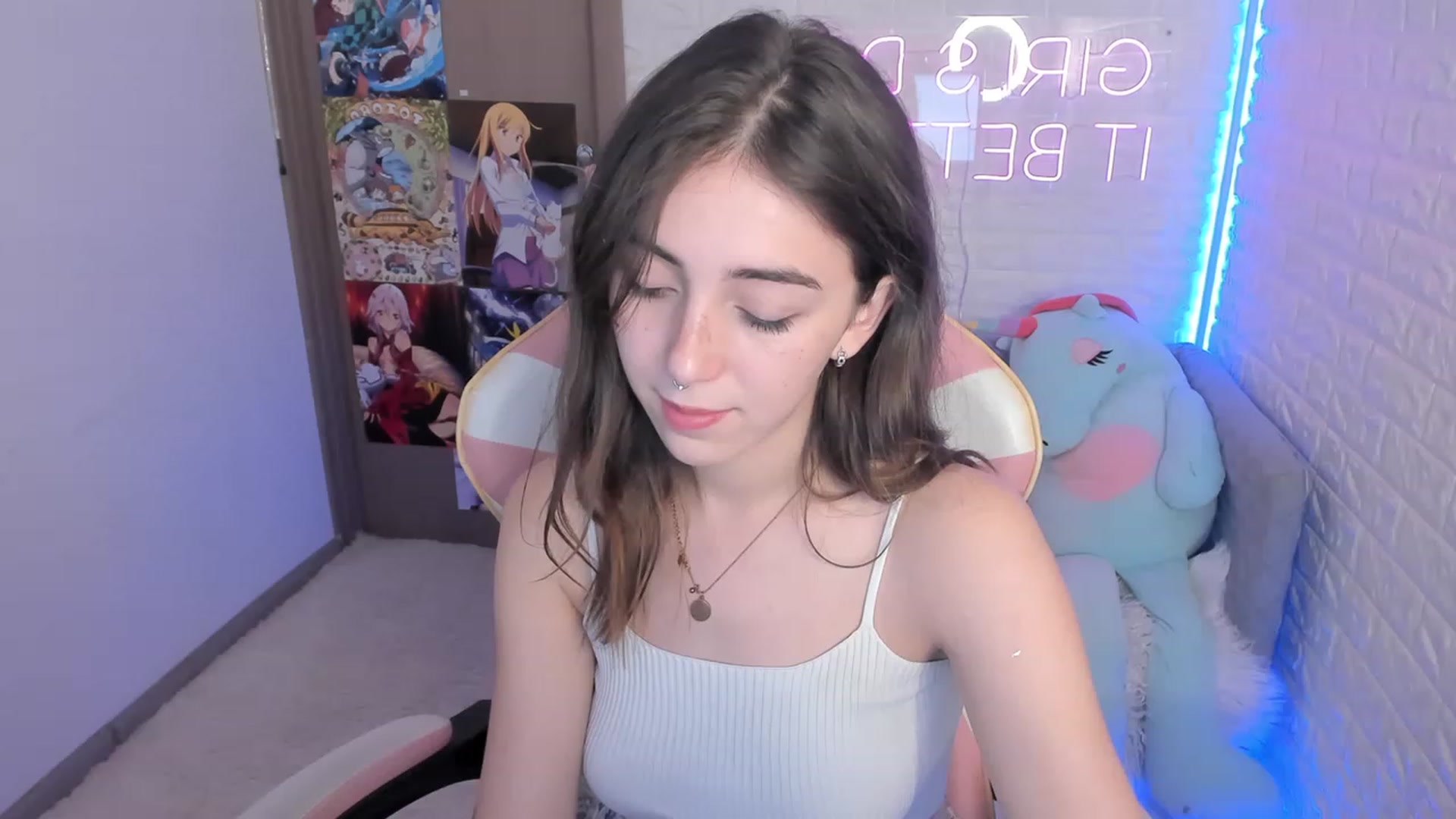 Gallery image thumbnail from ElsaYoung's myfreecams stream on, 12/15/2022, 06:33 image 11 of 20