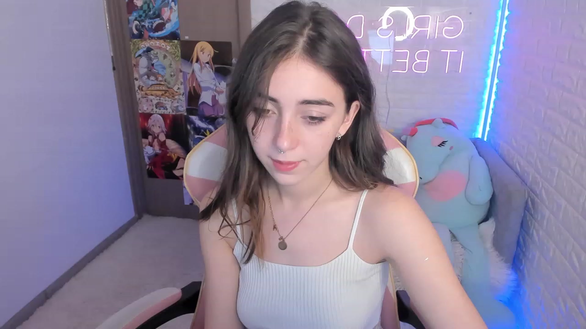 Gallery image thumbnail from ElsaYoung's myfreecams stream on, 12/15/2022, 06:33 image 7 of 20