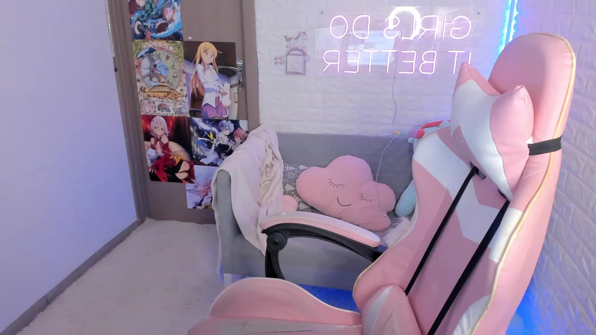 Gallery image thumbnail from ElsaYoung's myfreecams stream on, 12/15/2022, 06:33 image 14 of 20
