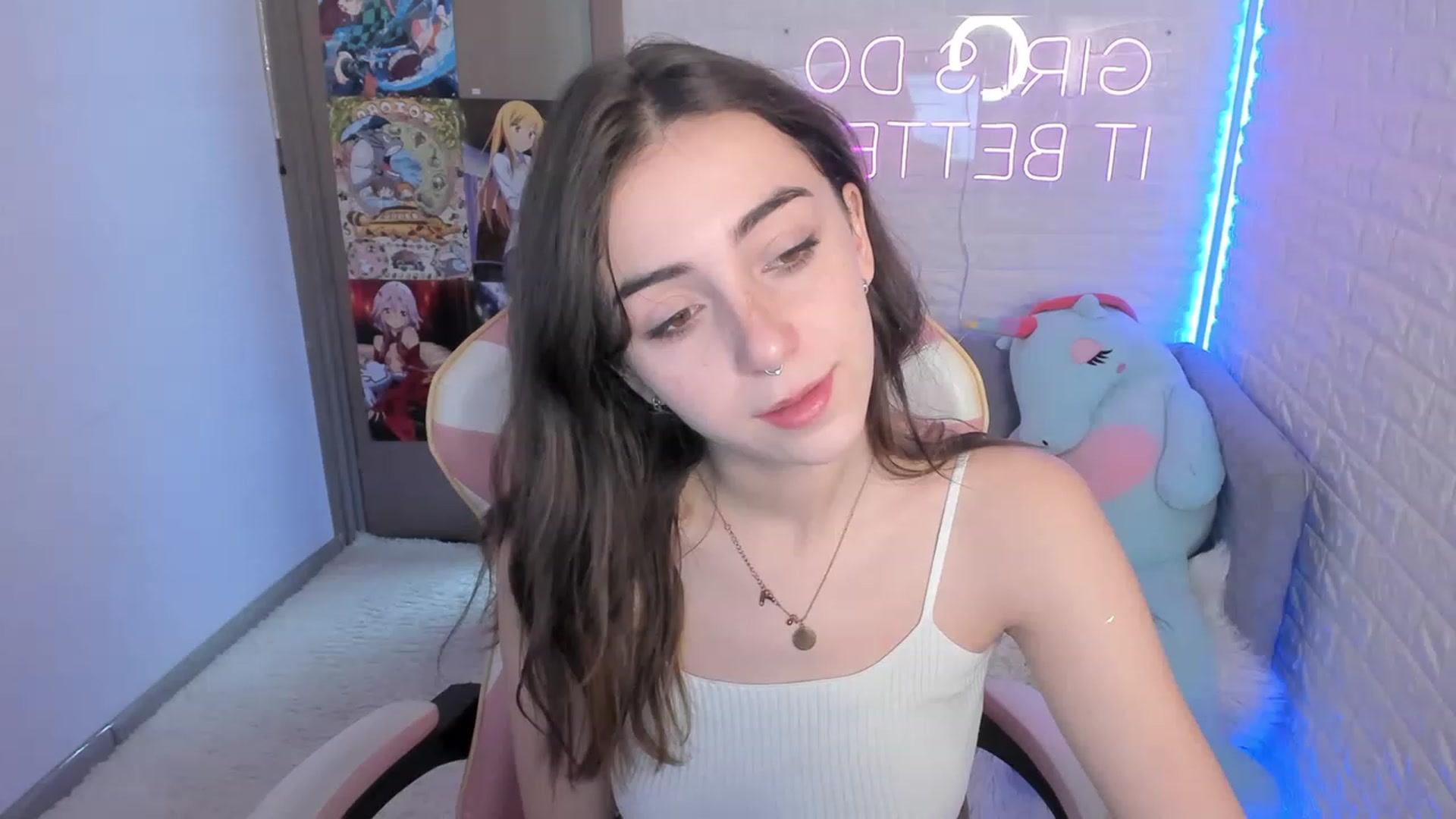 Gallery image thumbnail from ElsaYoung's myfreecams stream on, 12/15/2022, 06:33 image 15 of 20