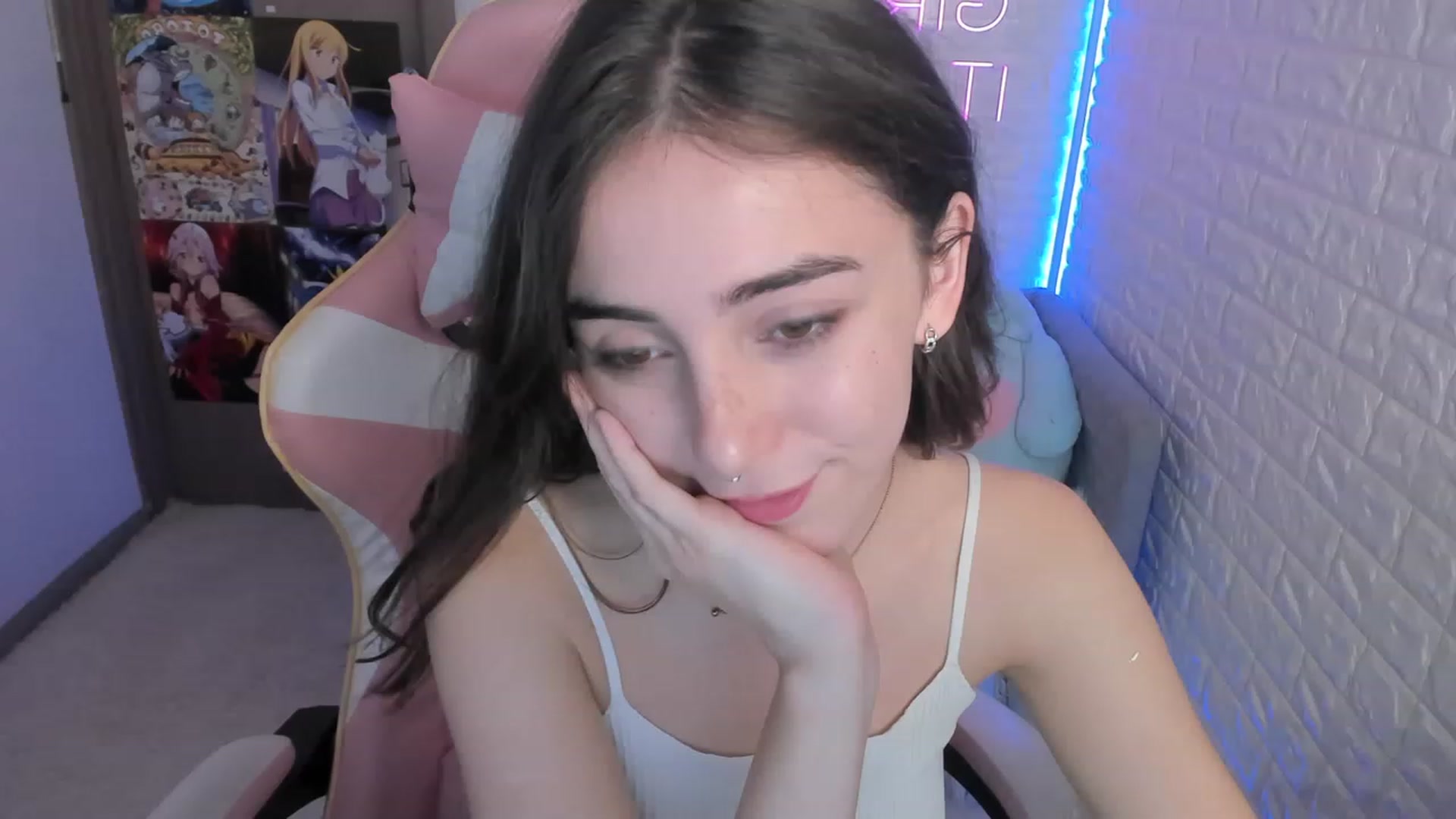 Gallery image thumbnail from ElsaYoung's myfreecams stream on, 12/15/2022, 08:39 image 1 of 20