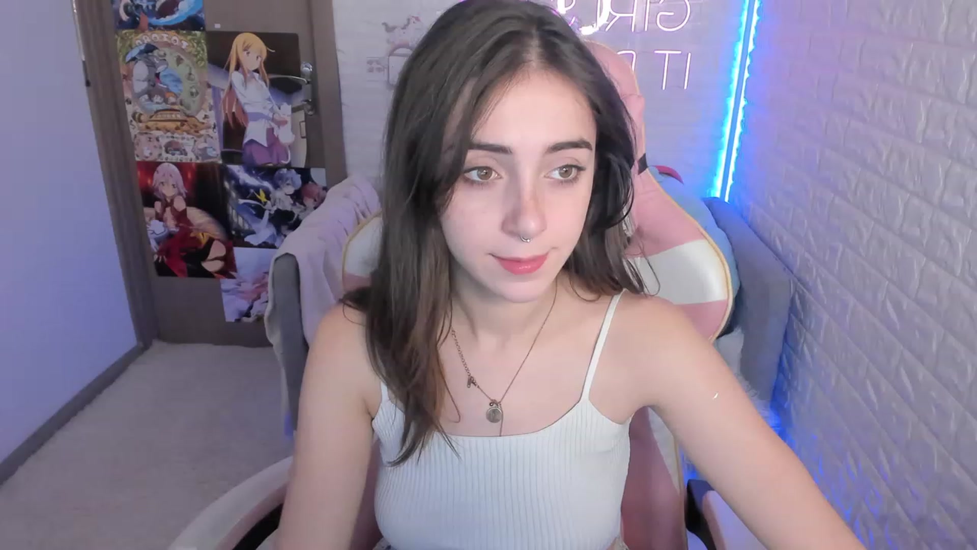 Gallery image thumbnail from ElsaYoung's myfreecams stream on, 12/15/2022, 08:39 image 17 of 20