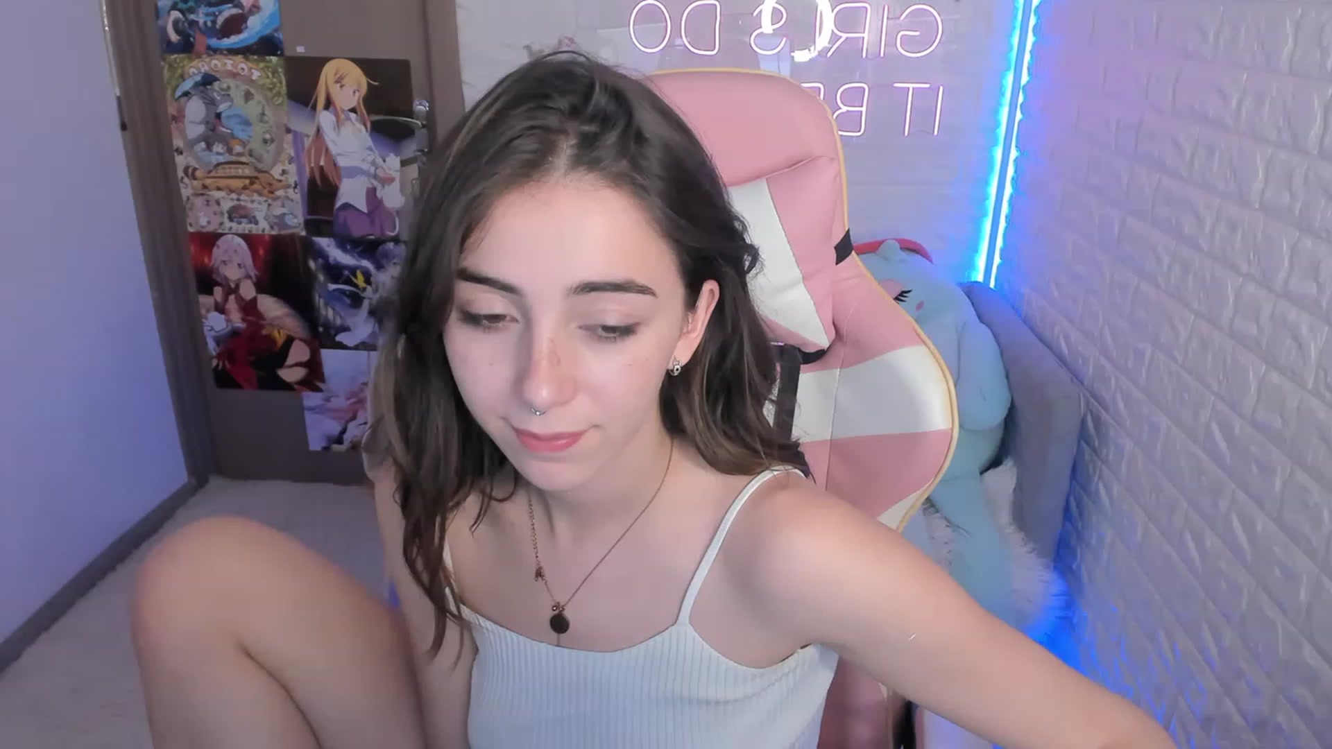 Gallery image thumbnail from ElsaYoung's myfreecams stream on, 12/15/2022, 09:19 image 20 of 20