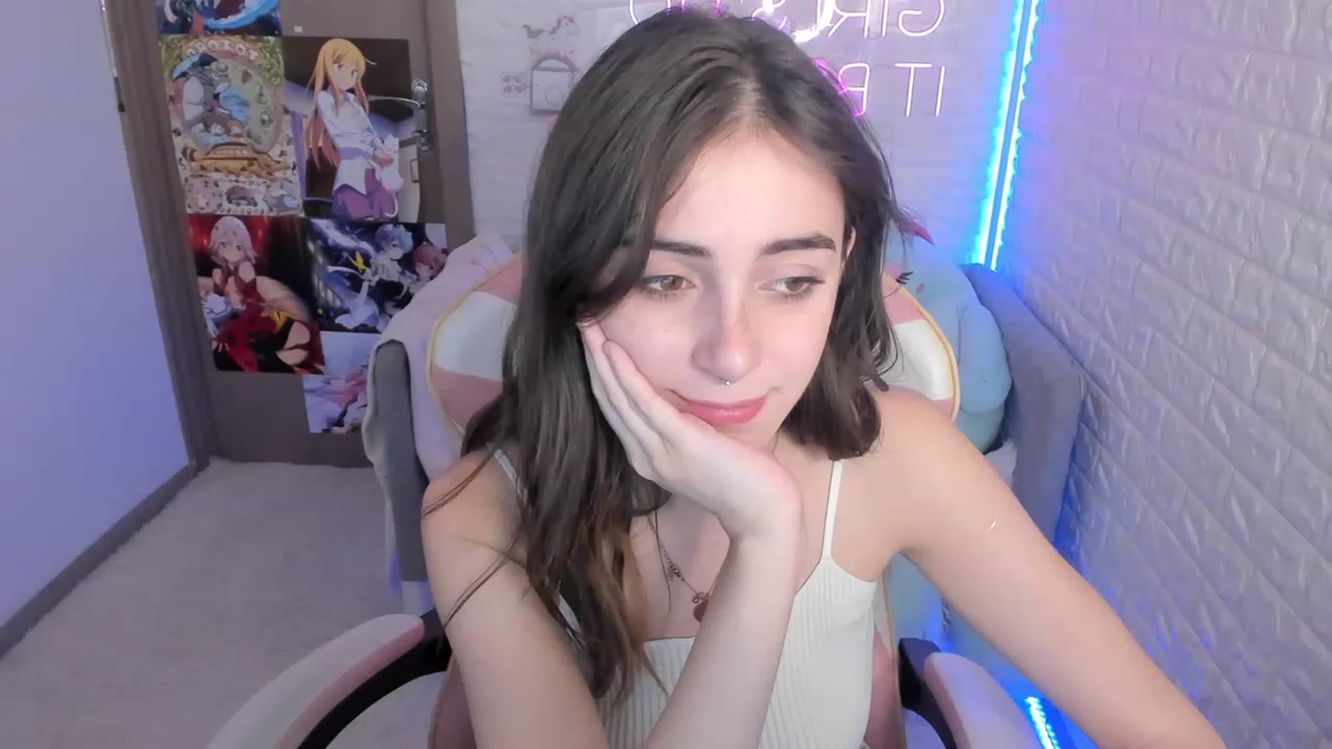 Gallery image thumbnail from ElsaYoung's myfreecams stream on, 12/15/2022, 09:19 image 8 of 20
