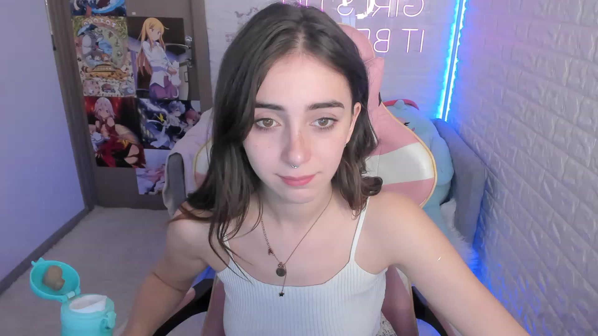 Gallery image thumbnail from ElsaYoung's myfreecams stream on, 12/15/2022, 09:19 image 1 of 20