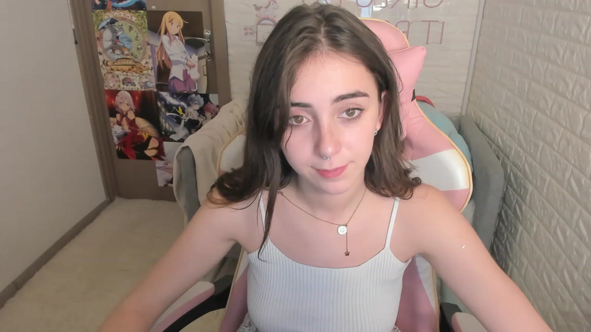 Gallery image thumbnail from ElsaYoung's myfreecams stream on, 12/15/2022, 12:42 image 12 of 20